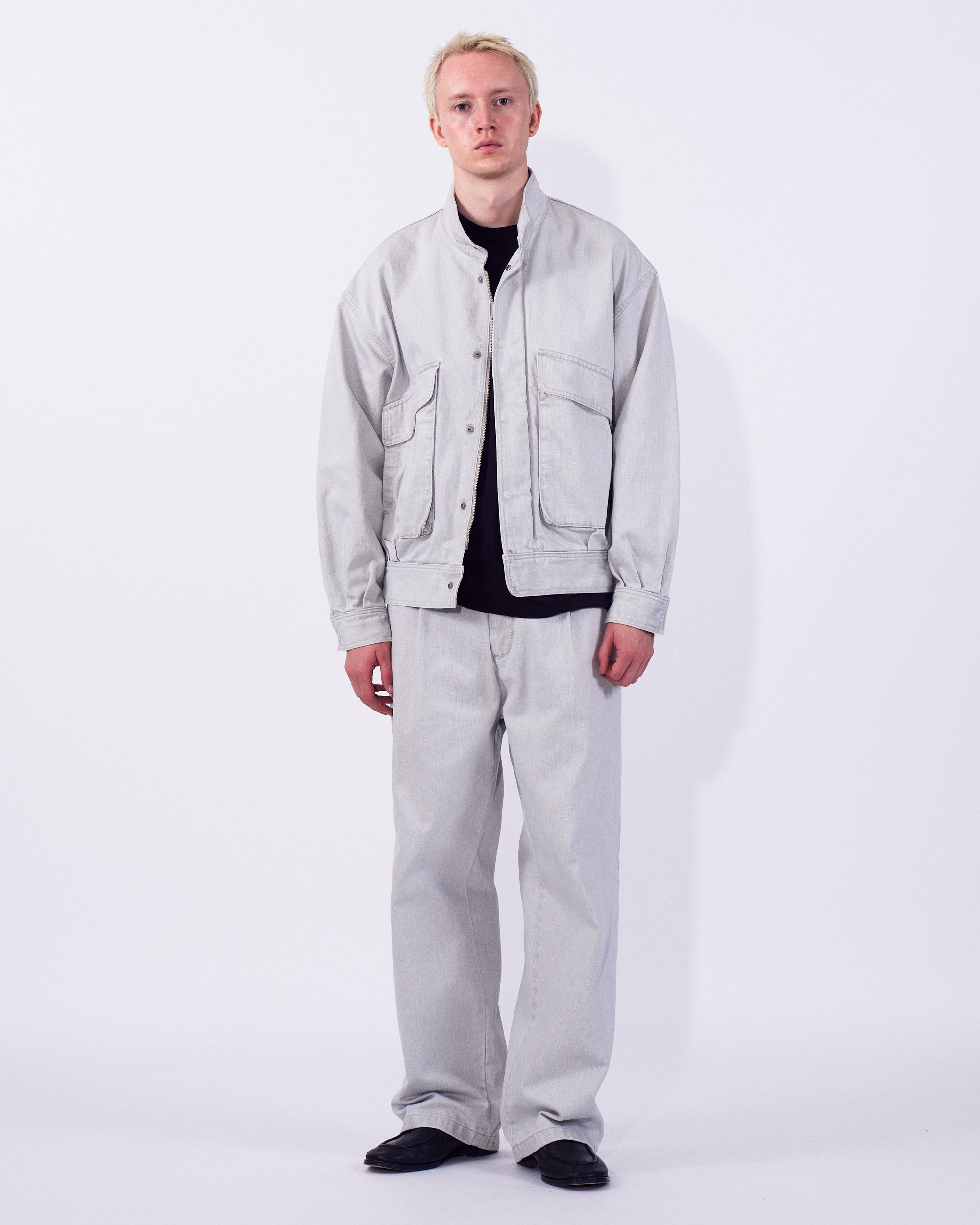 YOKE (ヨーク) デニムコットンスタンドカラーブルゾン グレーホワイト 正面から見た着用イメージ 全身