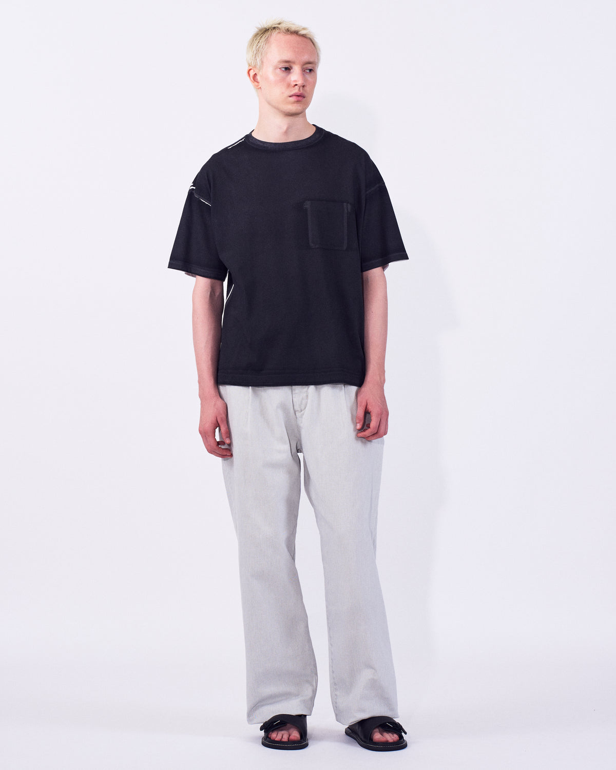 YOKE (ヨーク) オールオーバーピグメントプリントTシャツ ブラック 黒 正面から見た着用イメージ 全身