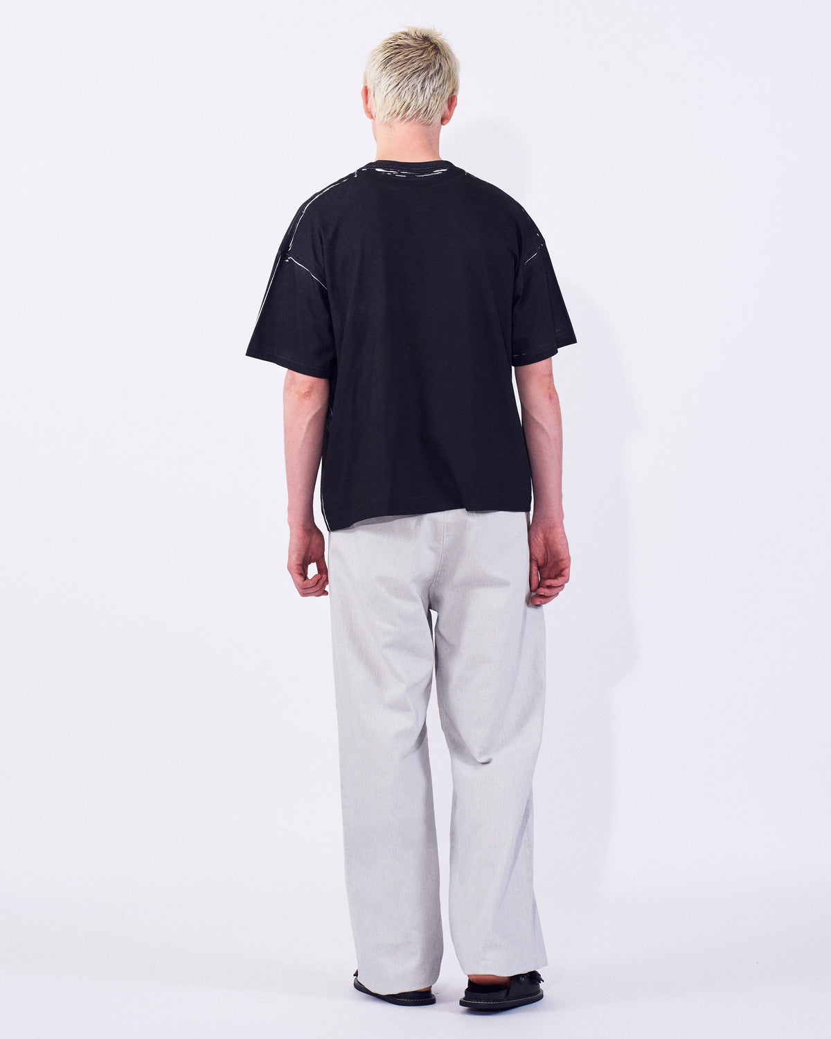 YOKE (ヨーク) オールオーバーピグメントプリントTシャツ ブラック 黒 後ろから見た着用イメージ 全身