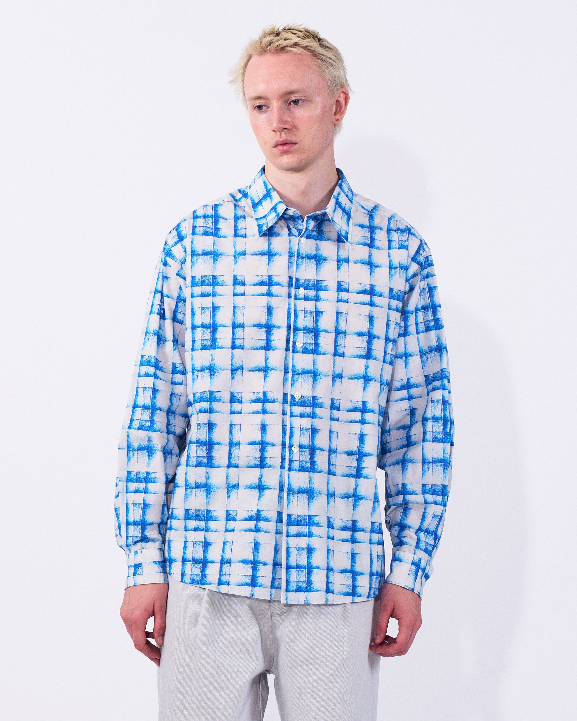 YOKE (ヨーク) コットンタイプライタールーズフィットチェックシャツ ホワイトブルー 正面から見た着用イメージ