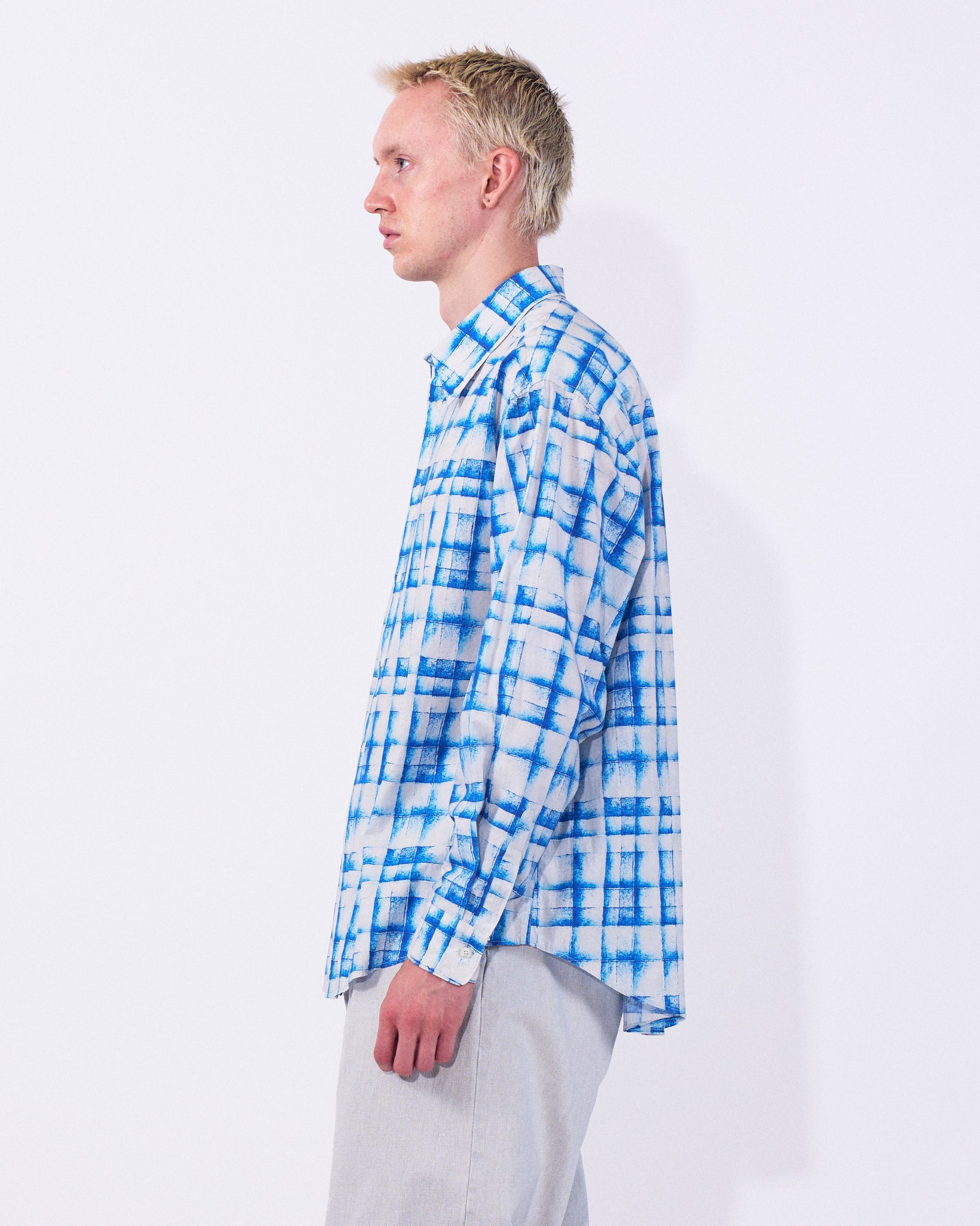 YOKE (ヨーク) コットンタイプライタールーズフィットチェックシャツ ホワイトブルー 横から見た着用イメージ