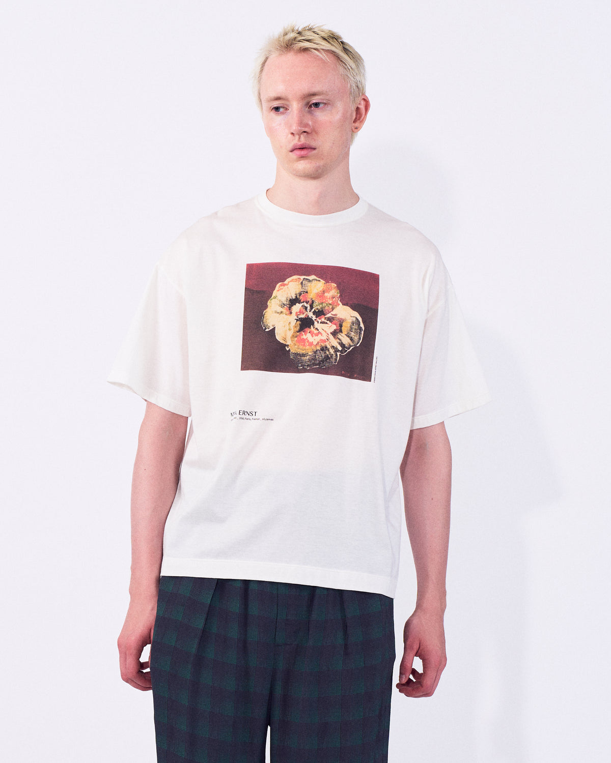 YOKE (ヨーク) マックスエルンストアートプリントTシャツ フラワーシェル ホワイト 白 正面から見た着用イメージ