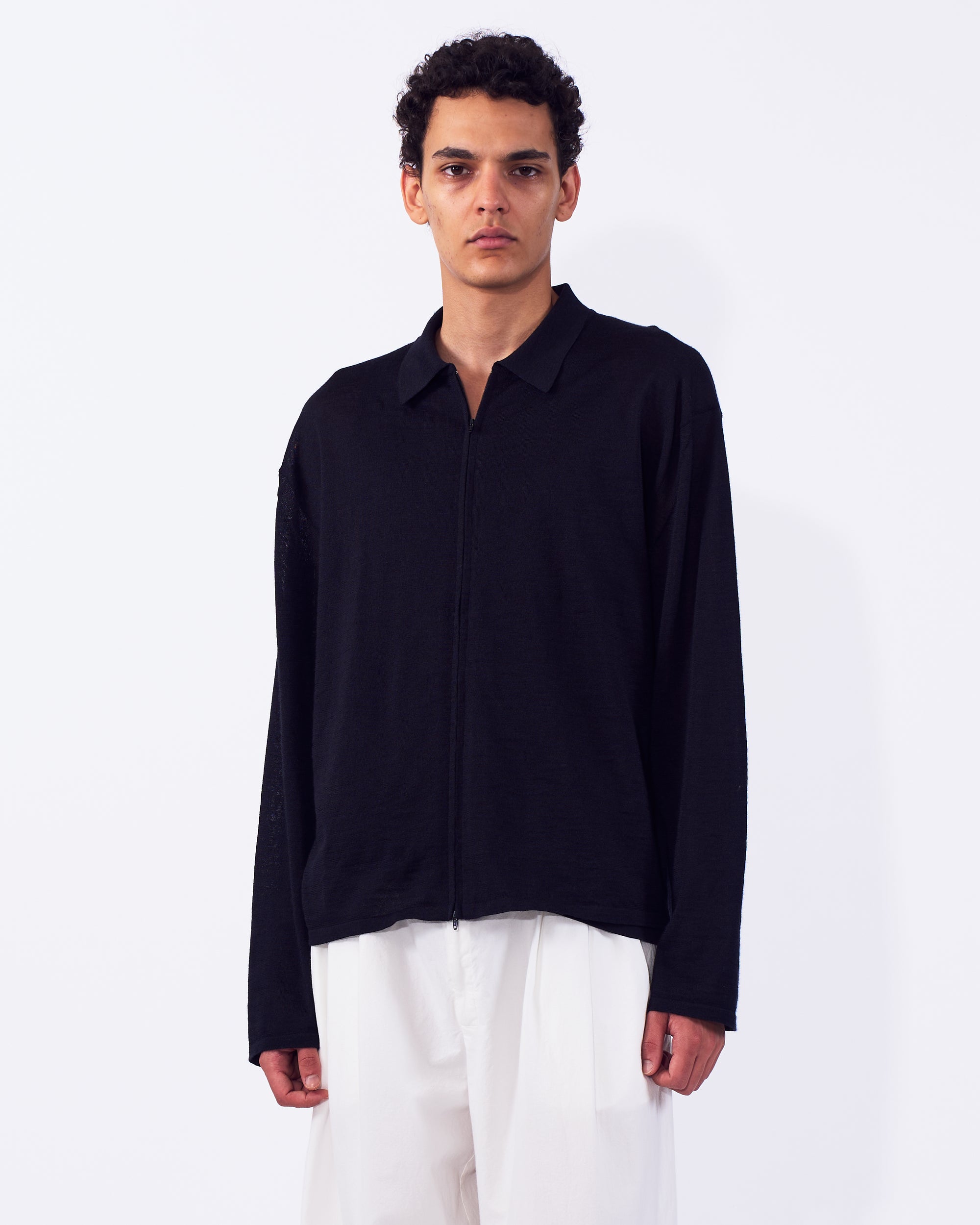 YOKE (ヨーク) ラミーウールジップシャツ ブラック 正面から見た着用イメージ