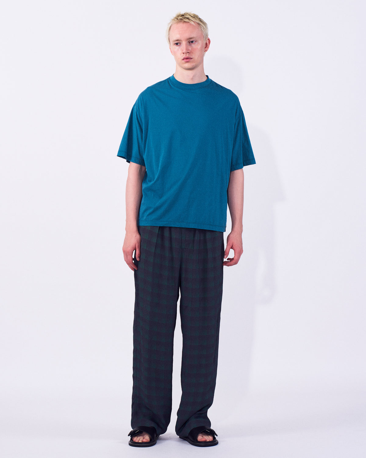 YOKE (ヨーク) スビンコットンハイゲージヨークTシャツ エメラルドグリーン 正面から見た着用イメージ 全身