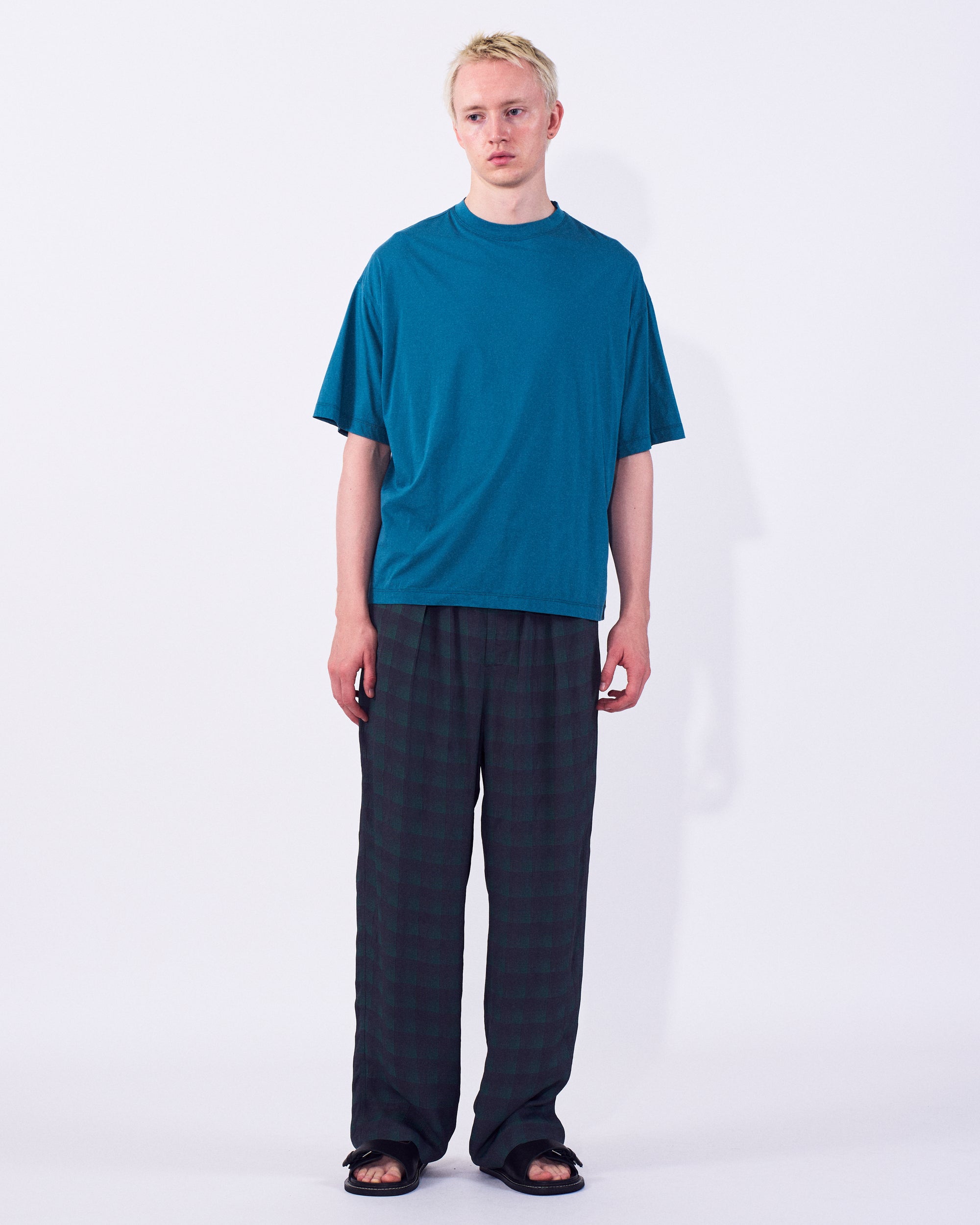 YOKE (ヨーク) スビンコットンハイゲージヨークTシャツ エメラルドグリーン 正面から見た着用イメージ 全身