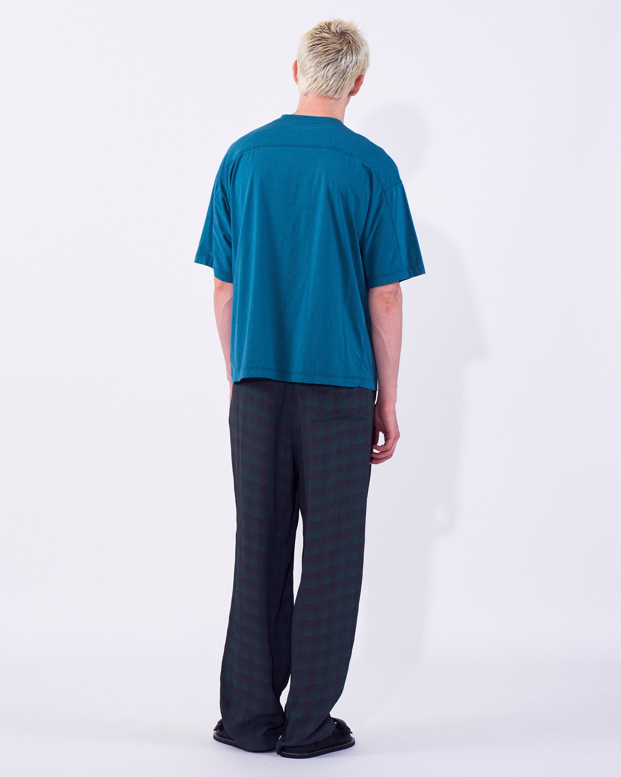 YOKE (ヨーク) スビンコットンハイゲージヨークTシャツ エメラルドグリーン 後ろから見た着用イメージ 全身