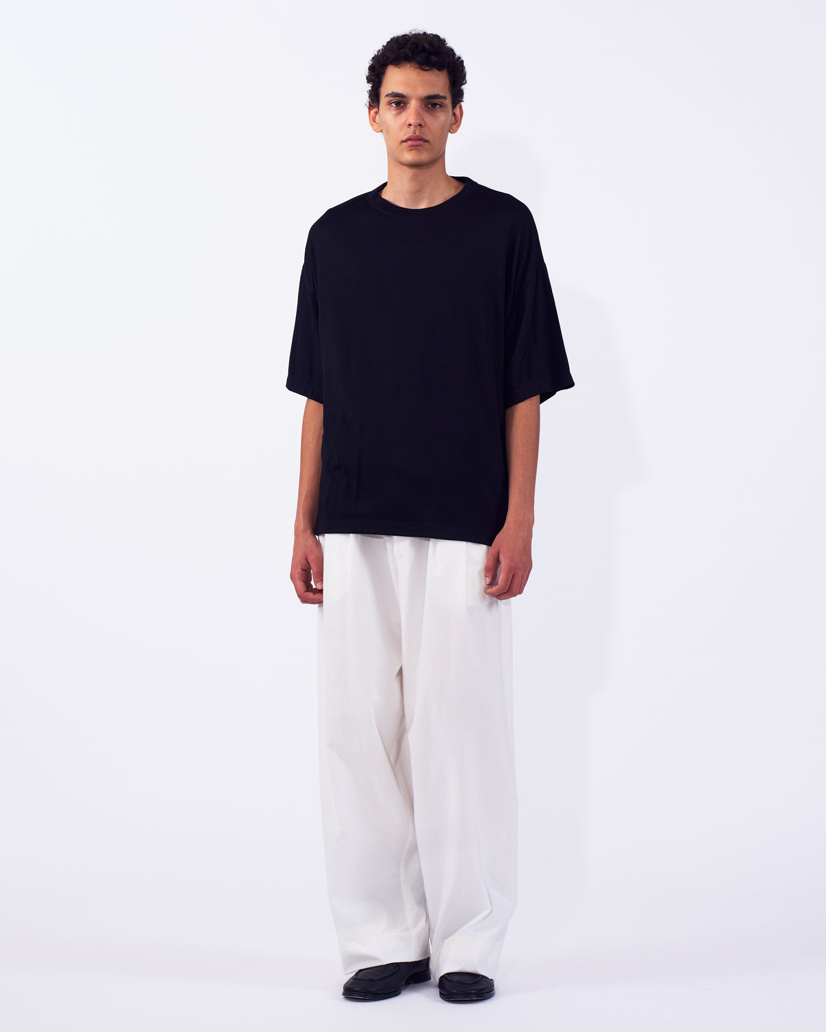 YOKE (ヨーク) ウォッシャブルウールヨークTシャツ ブラック 正面から見た着用イメージ 全身
