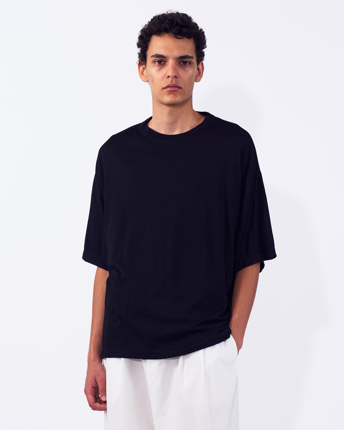 YOKE (ヨーク) ウォッシャブルウールヨークTシャツ ブラック 正面から見た着用イメージ