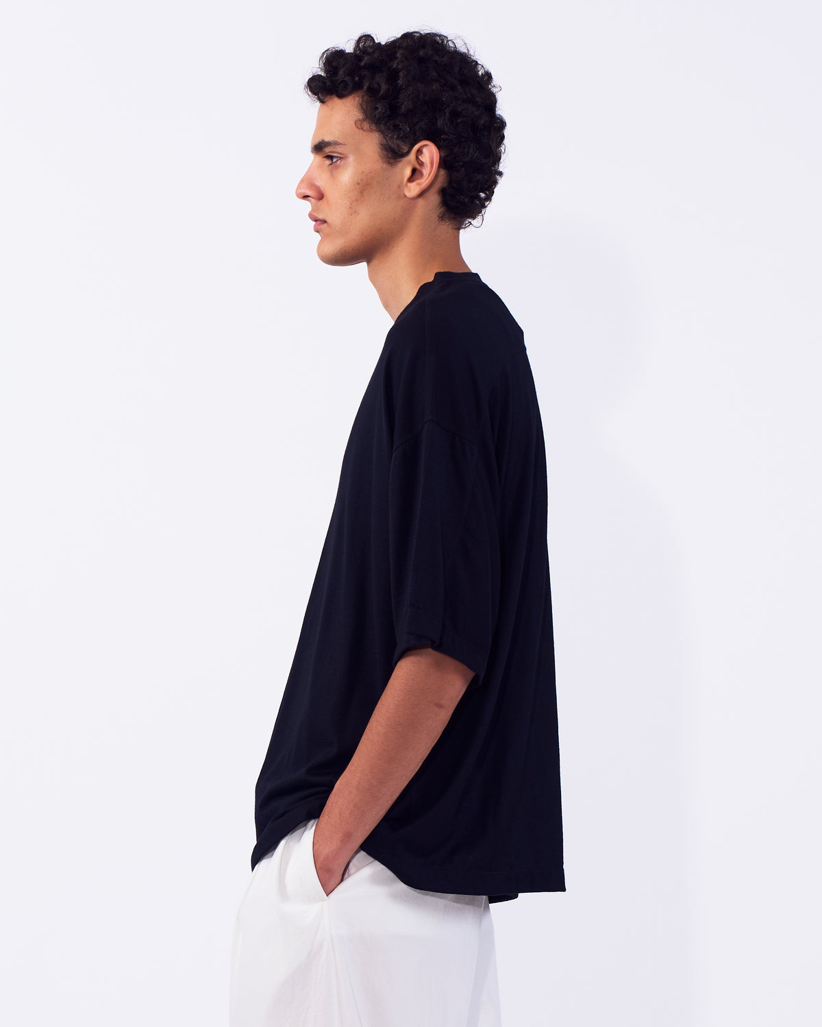 YOKE (ヨーク) ウォッシャブルウールヨークTシャツ ブラック 横から見た着用イメージ