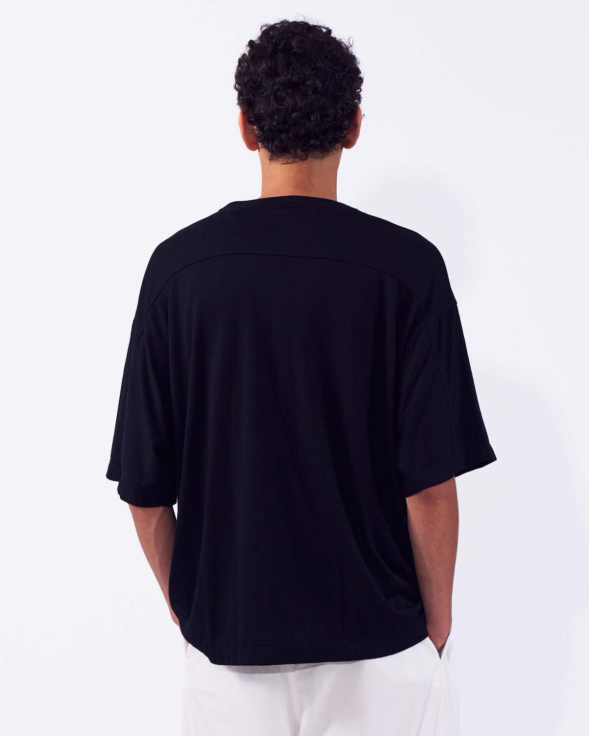 YOKE (ヨーク) ウォッシャブルウールヨークTシャツ ブラック 後ろから見た着用イメージ