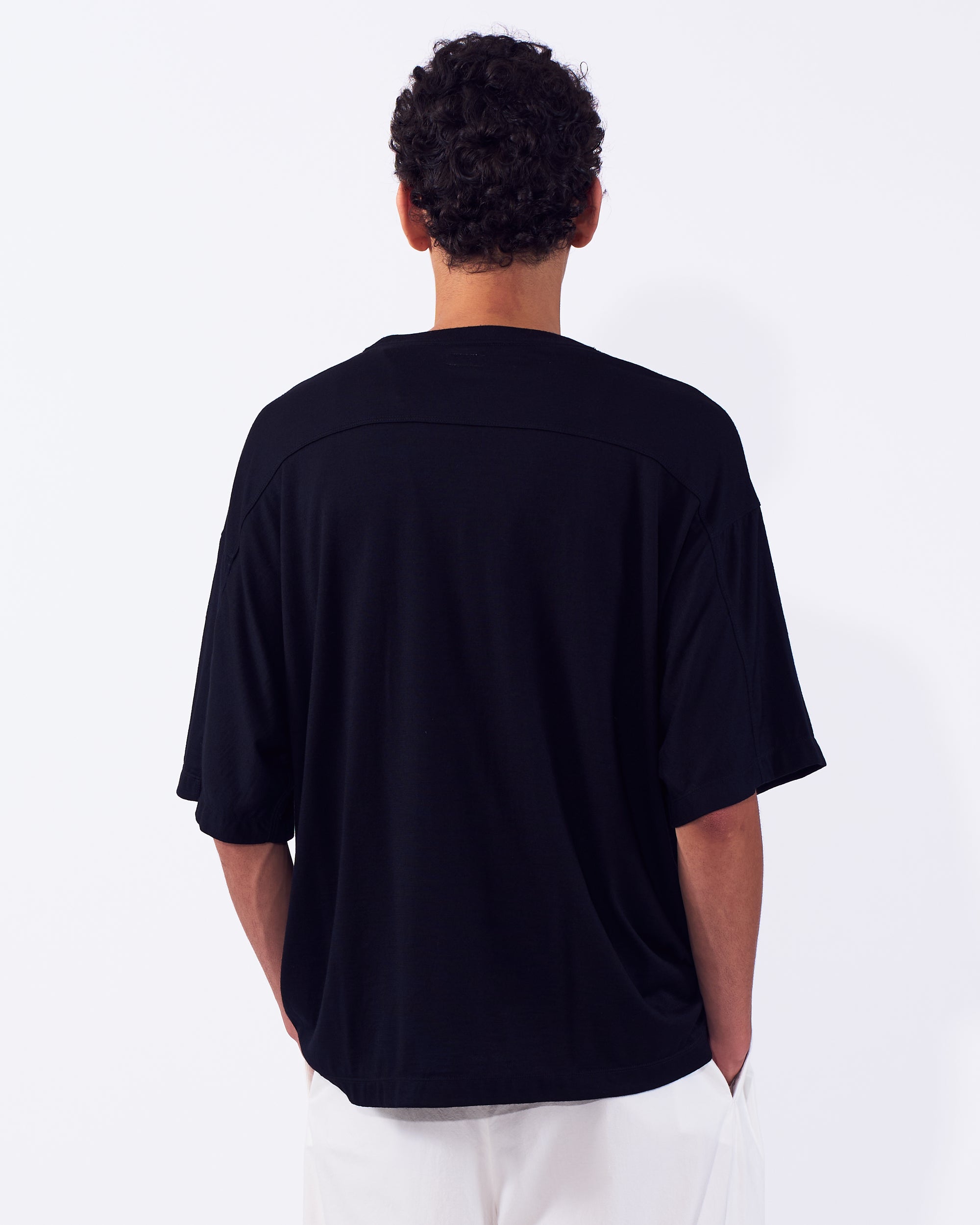 YOKE (ヨーク) ウォッシャブルウールヨークTシャツ ブラック 後ろから見た着用イメージ