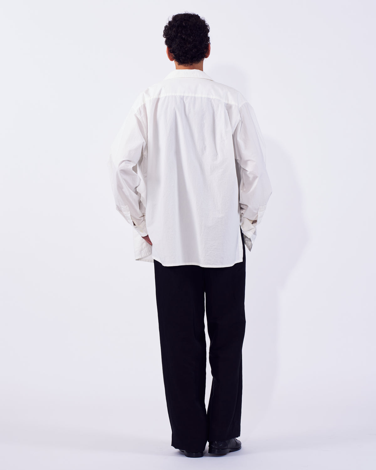 YOKE (ヨーク) ガーメントダイシャツジャケット ホワイト 後ろから見た着用イメージ 全身