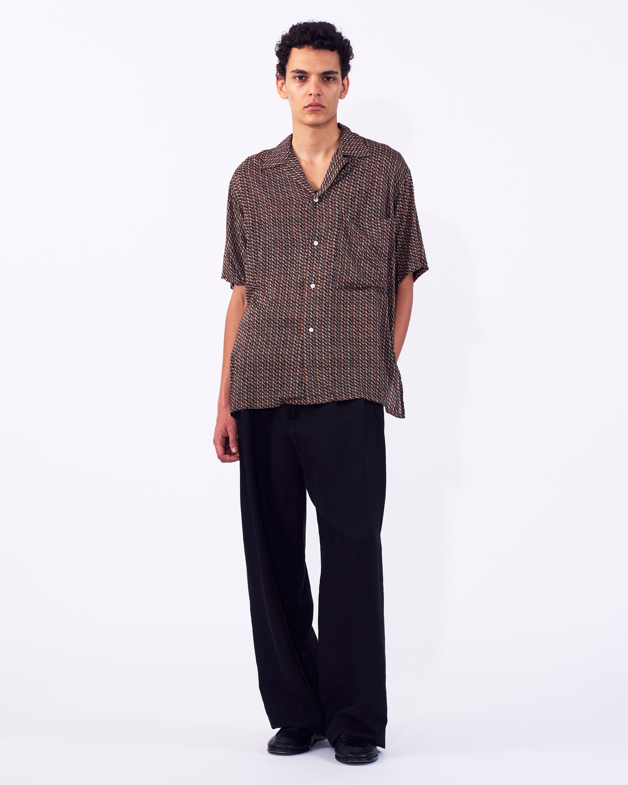 YOKE (ヨーク) ビンテージパターンプリントレーヨンオープンカラーシャツ オレンジ ブラウン 正面から見た着用イメージ 全身