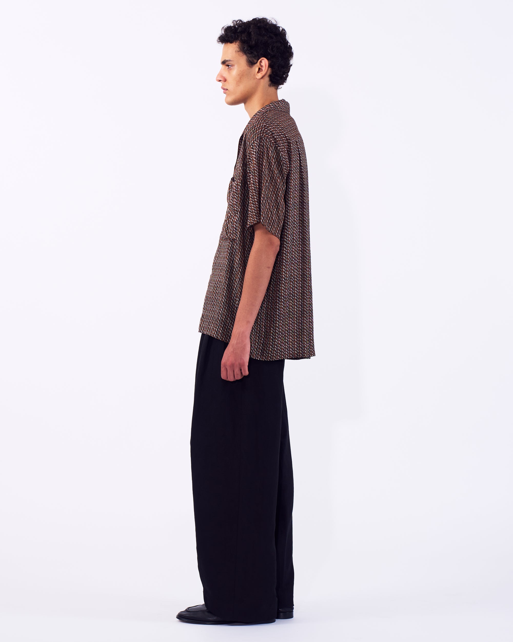 YOKE (ヨーク) ビンテージパターンプリントレーヨンオープンカラーシャツ オレンジ ブラウン 横から見た着用イメージ 全身