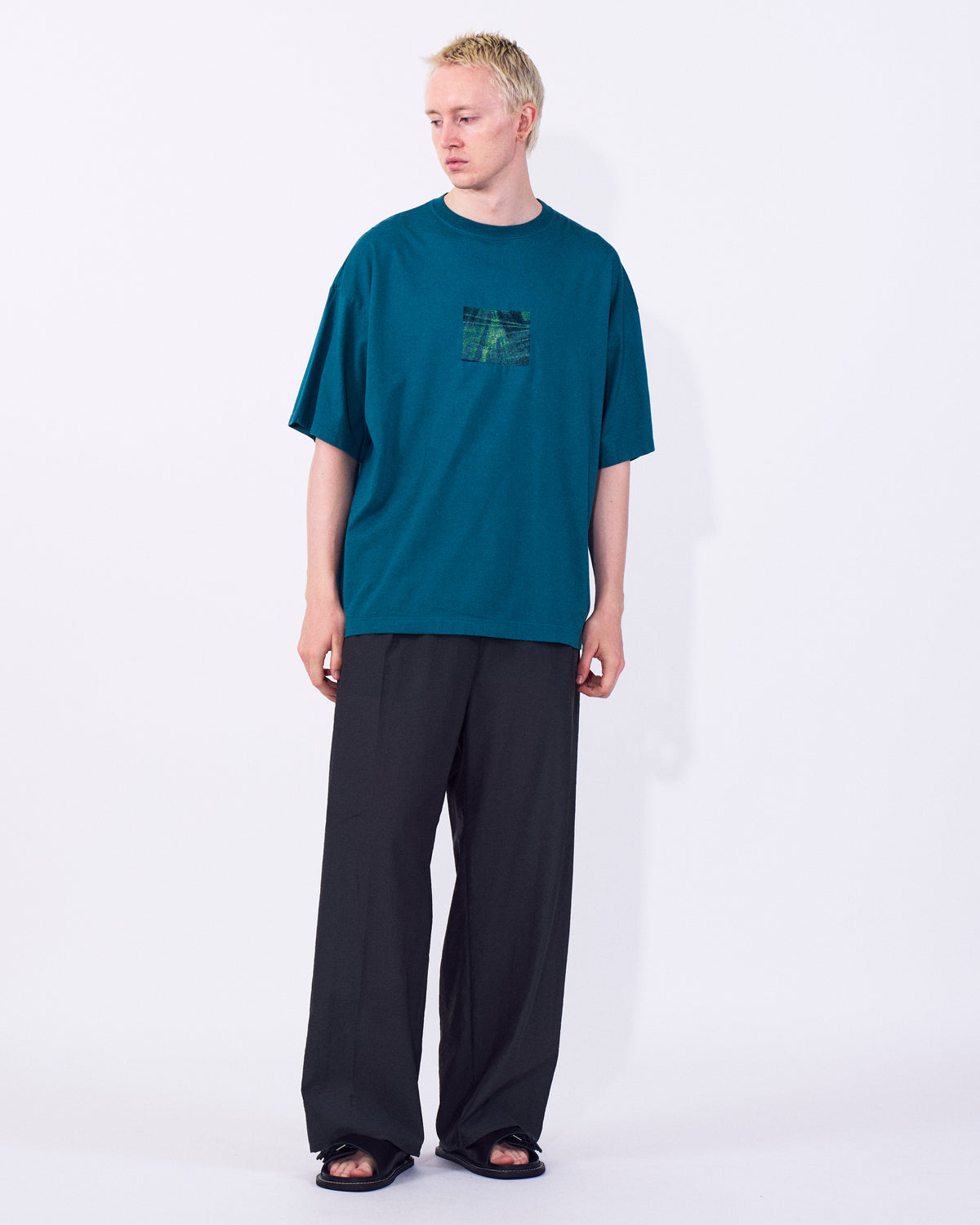 YOKE (ヨーク) アブストラクトエンブロイダリーTシャツ グリーン 正面から見た着用イメージ 全身