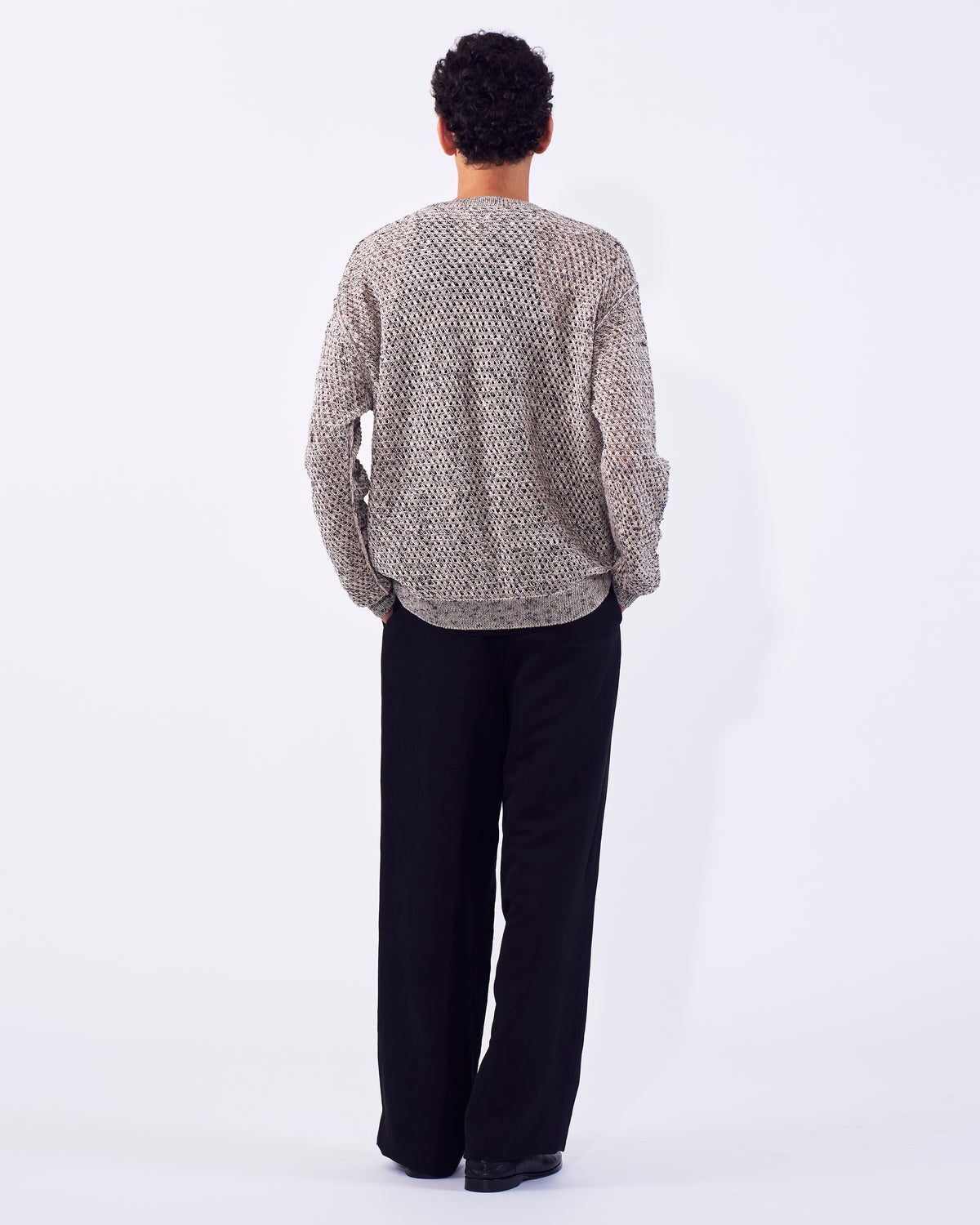 YOKE (ヨーク) コットンメッシュニットクルーネックサマーセーター ホワイト 後ろから見た着用イメージ 全身