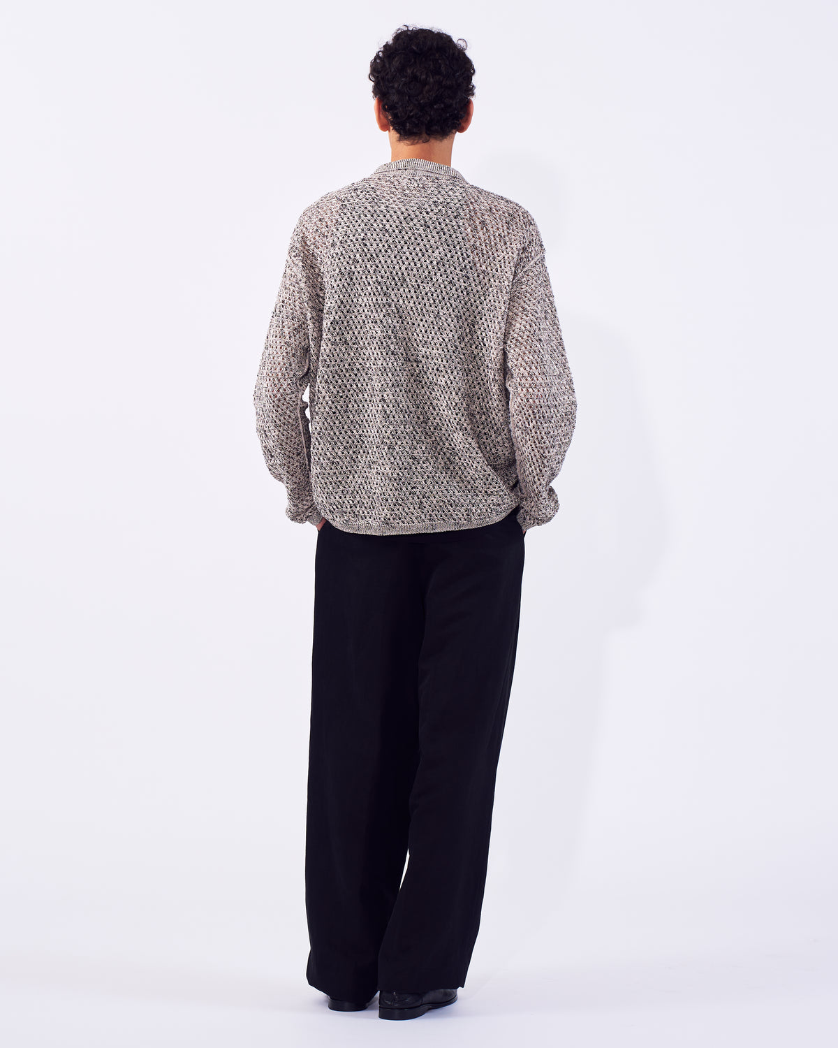 YOKE (ヨーク) コットンメッシュニットシャツカーディガン ホワイト 後ろから見た着用イメージ 全身
