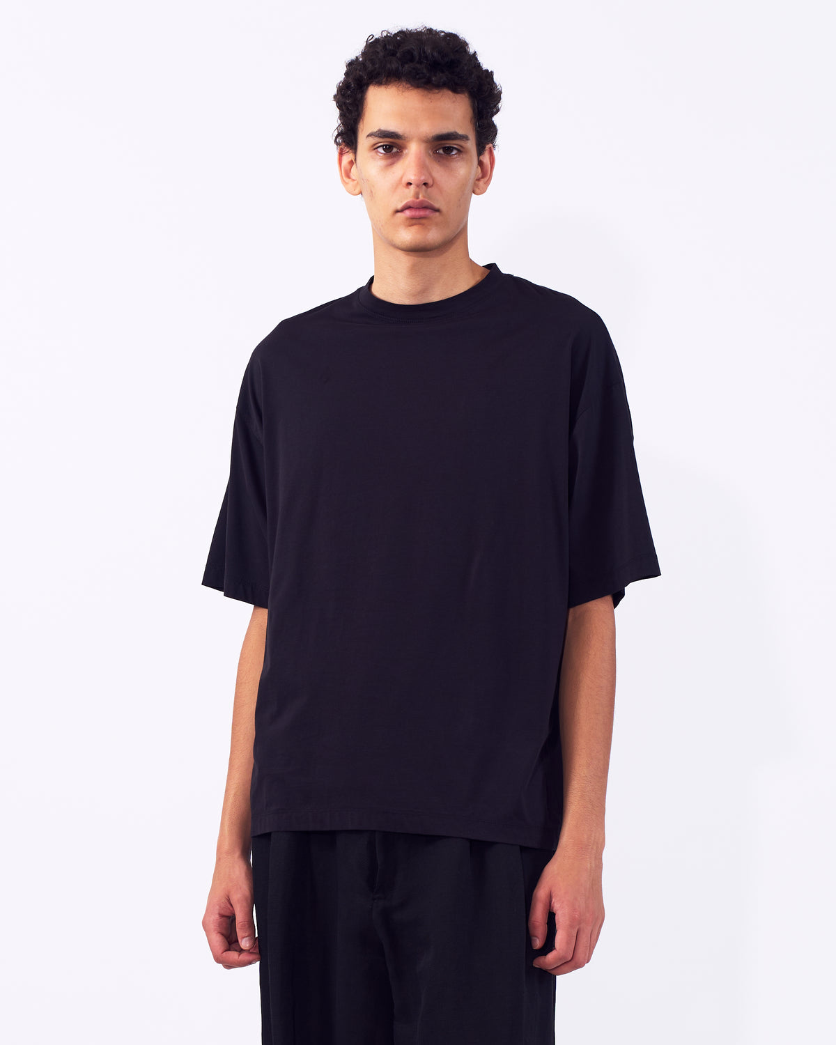 YOKE (ヨーク) スビンコットンハイゲージヨークTシャツ ブラック 正面から見た着用イメージ