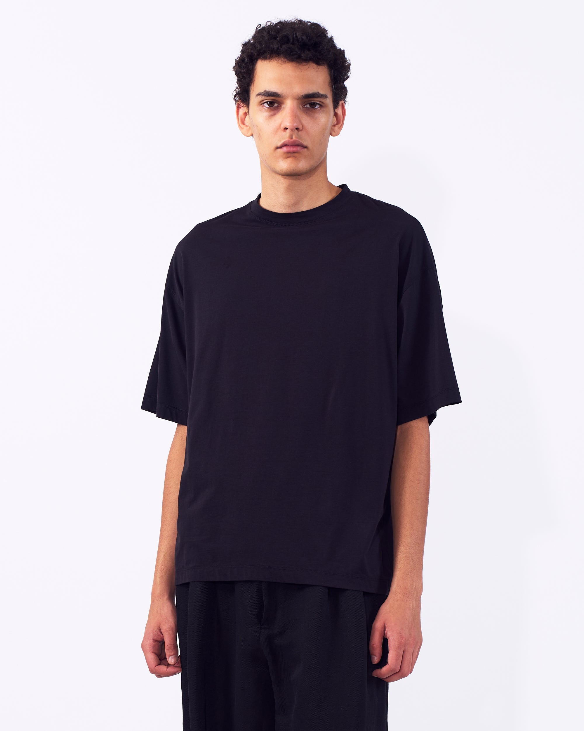 YOKE (ヨーク) スビンコットンハイゲージヨークTシャツ ブラック 正面から見た着用イメージ