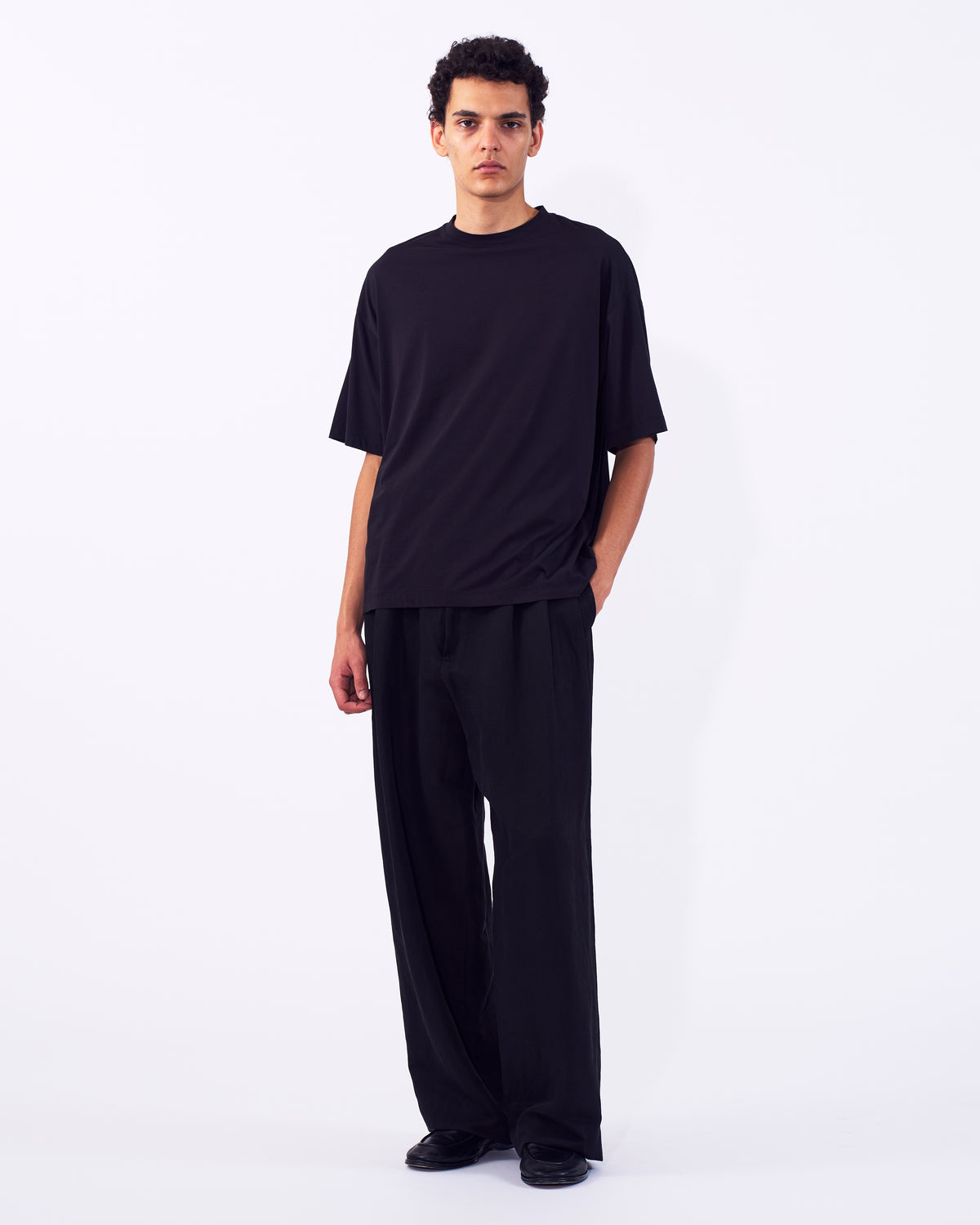YOKE (ヨーク) スビンコットンハイゲージヨークTシャツ ブラック 正面から見た着用イメージ 全身