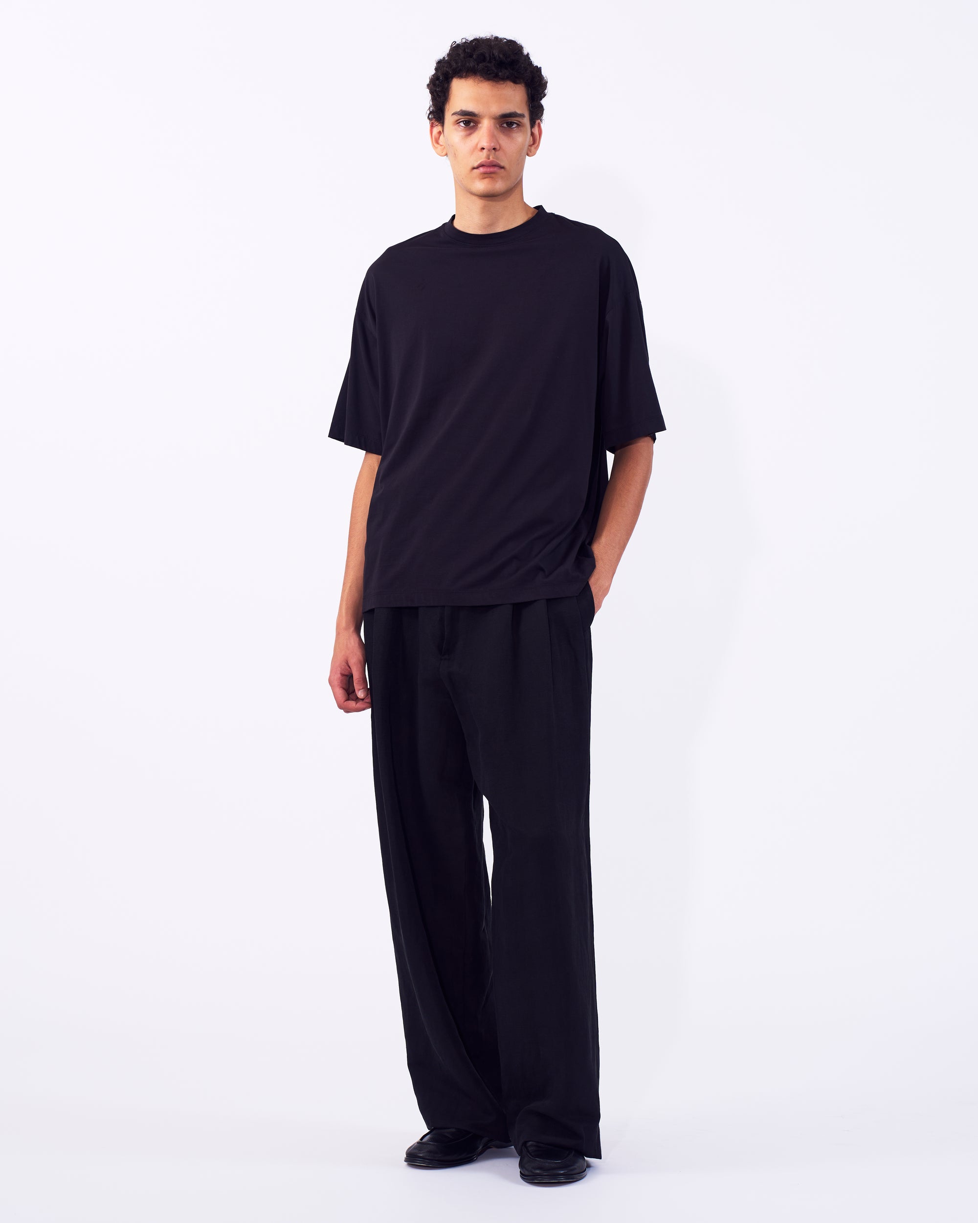 YOKE (ヨーク) スビンコットンハイゲージヨークTシャツ ブラック 正面から見た着用イメージ 全身