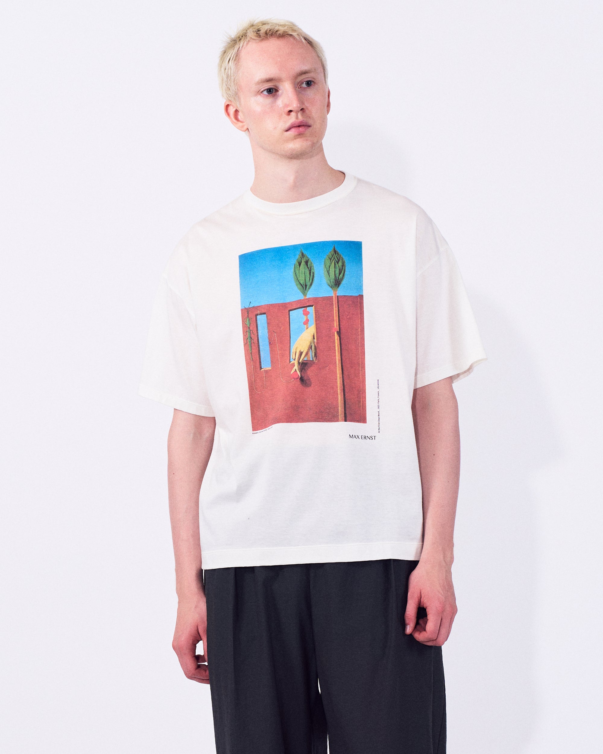 YOKE (ヨーク) マックスエルンストアートプリントTシャツ アット・ザ・ファースト・クリア・ワールド ホワイト 白 正面から見た着用イメージ