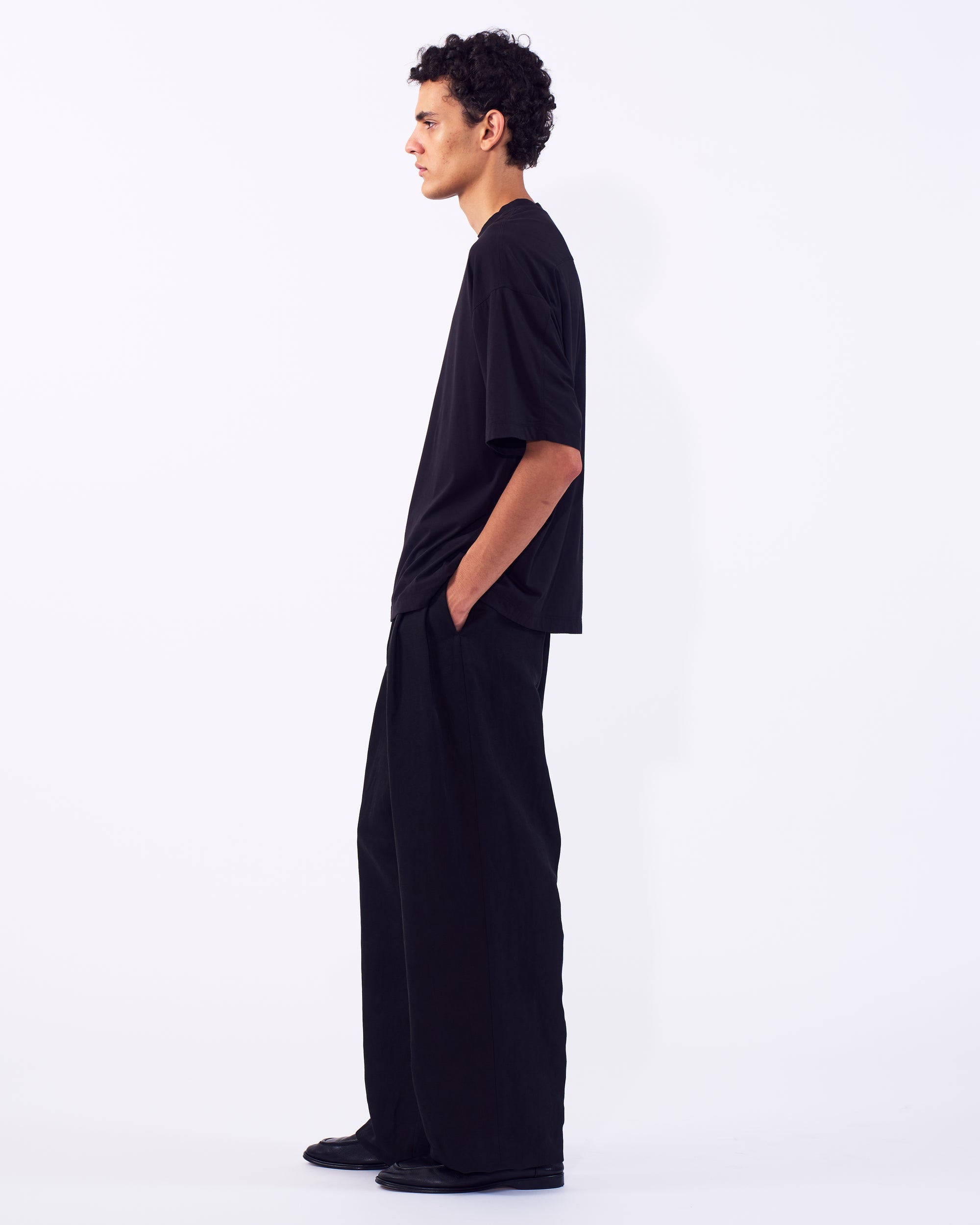 YOKE (ヨーク) スビンコットンハイゲージヨークTシャツ ブラック 横から見た着用イメージ 全身