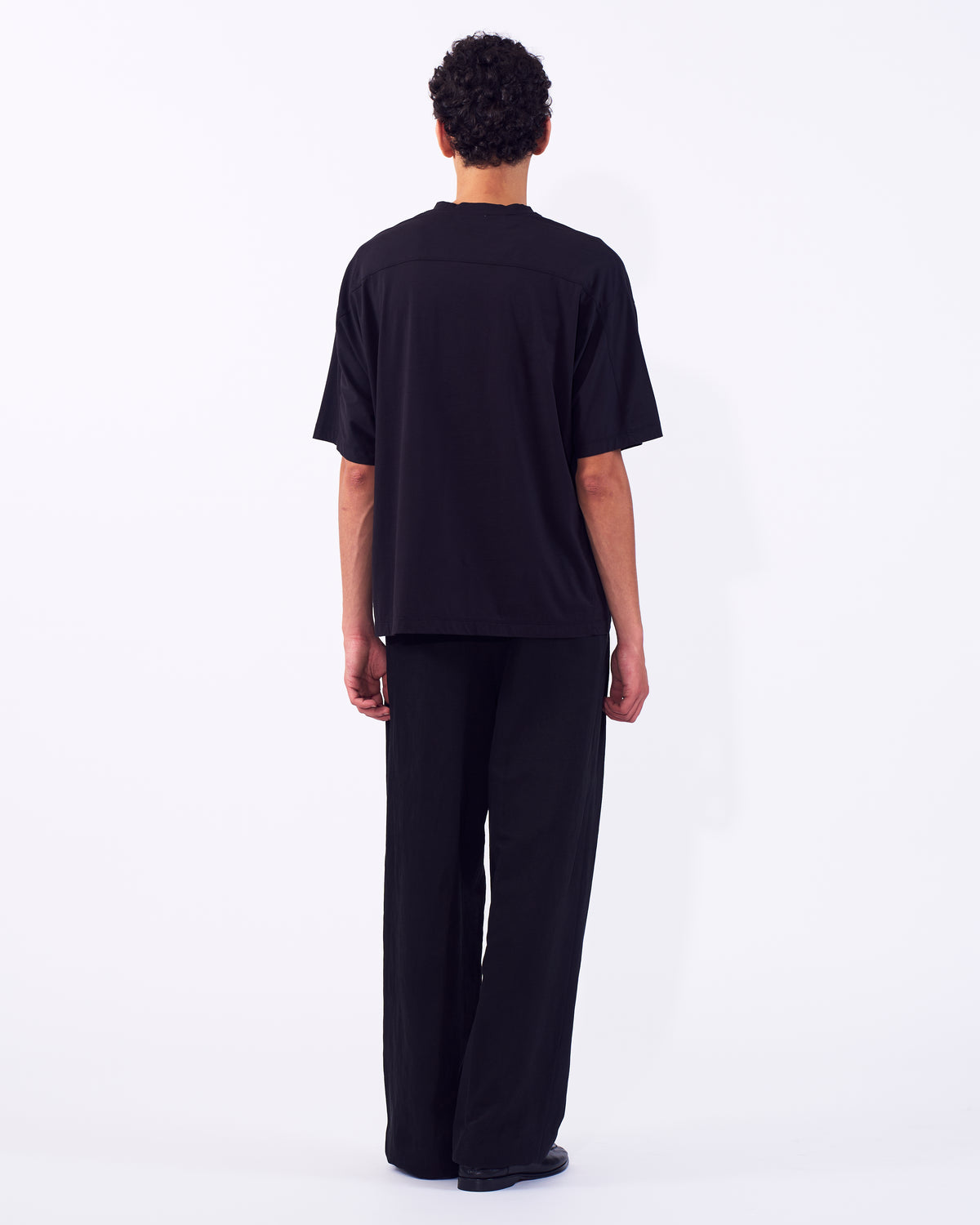 YOKE (ヨーク) スビンコットンハイゲージヨークTシャツ ブラック 後ろから見た着用イメージ 全身
