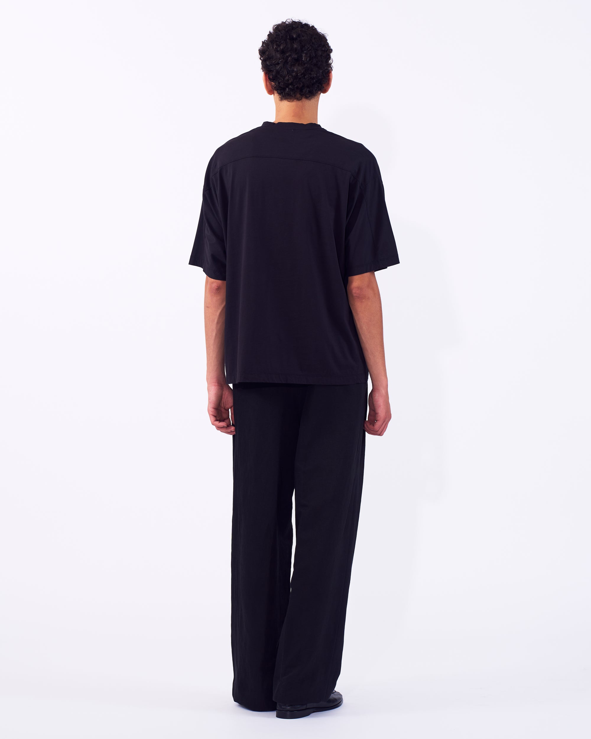 YOKE (ヨーク) スビンコットンハイゲージヨークTシャツ ブラック 後ろから見た着用イメージ 全身