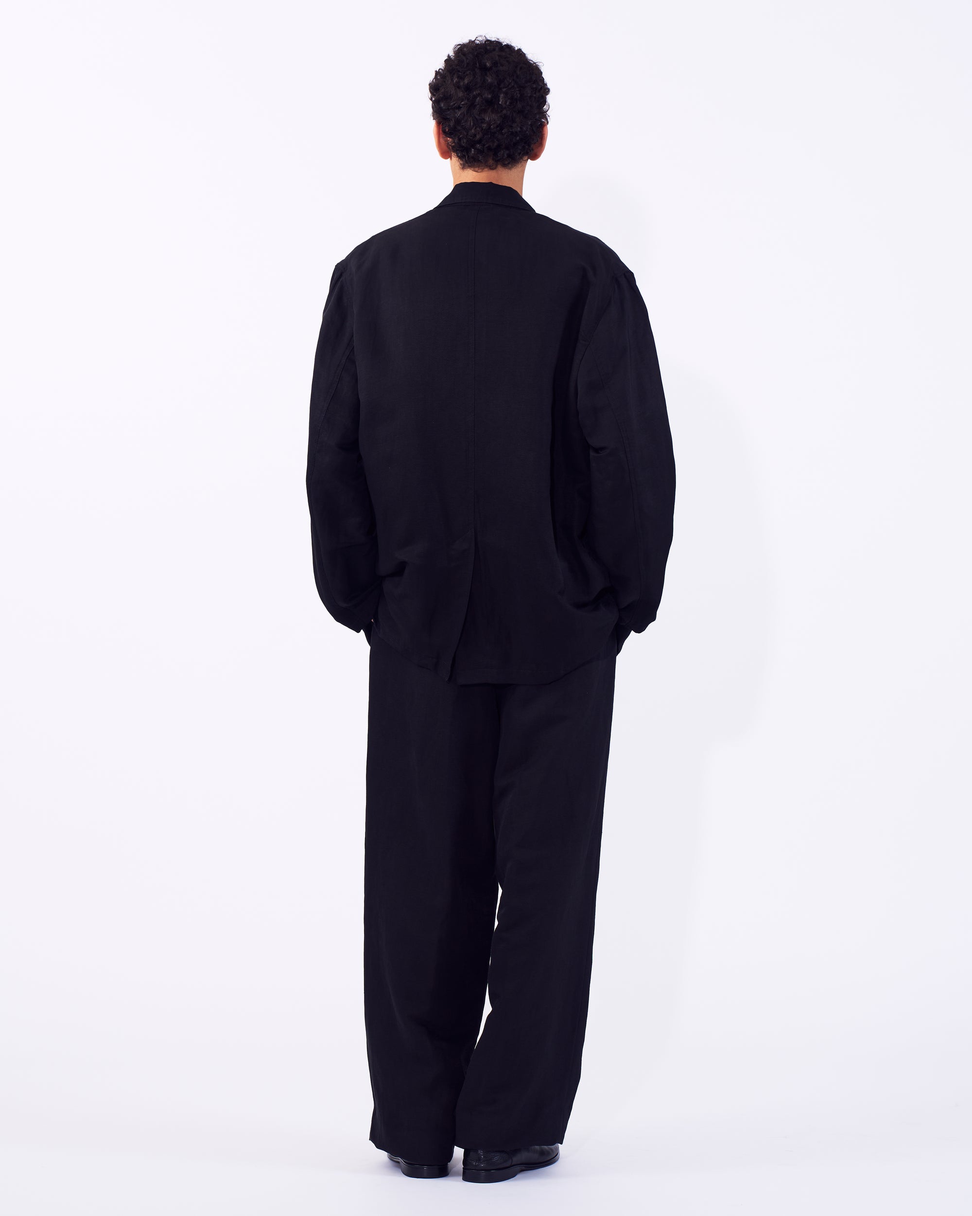 YOKE (ヨーク) リネンシルクカルゼ ダブルブレストブレザー ブラック 後ろから見た着用イメージ 全身