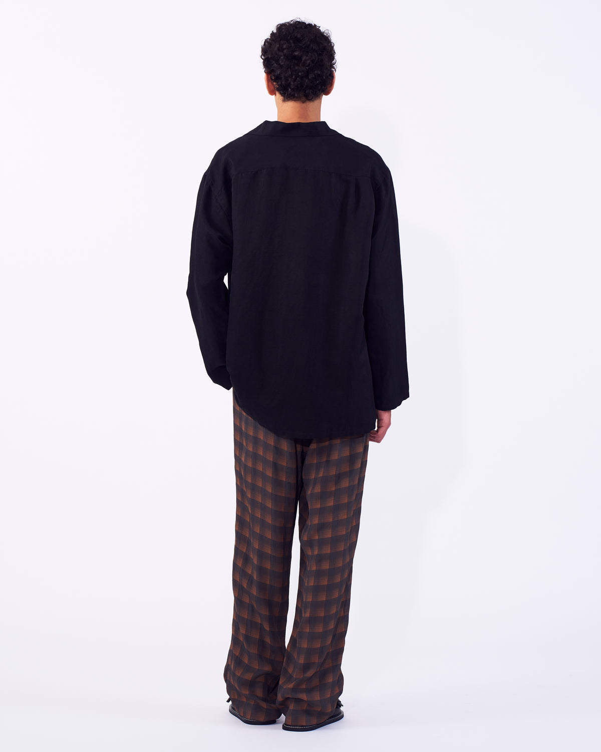 YOKE (ヨーク) リネンシルクカルゼスキッパーシャツ ブラック 後ろから見た着用イメージ 全身