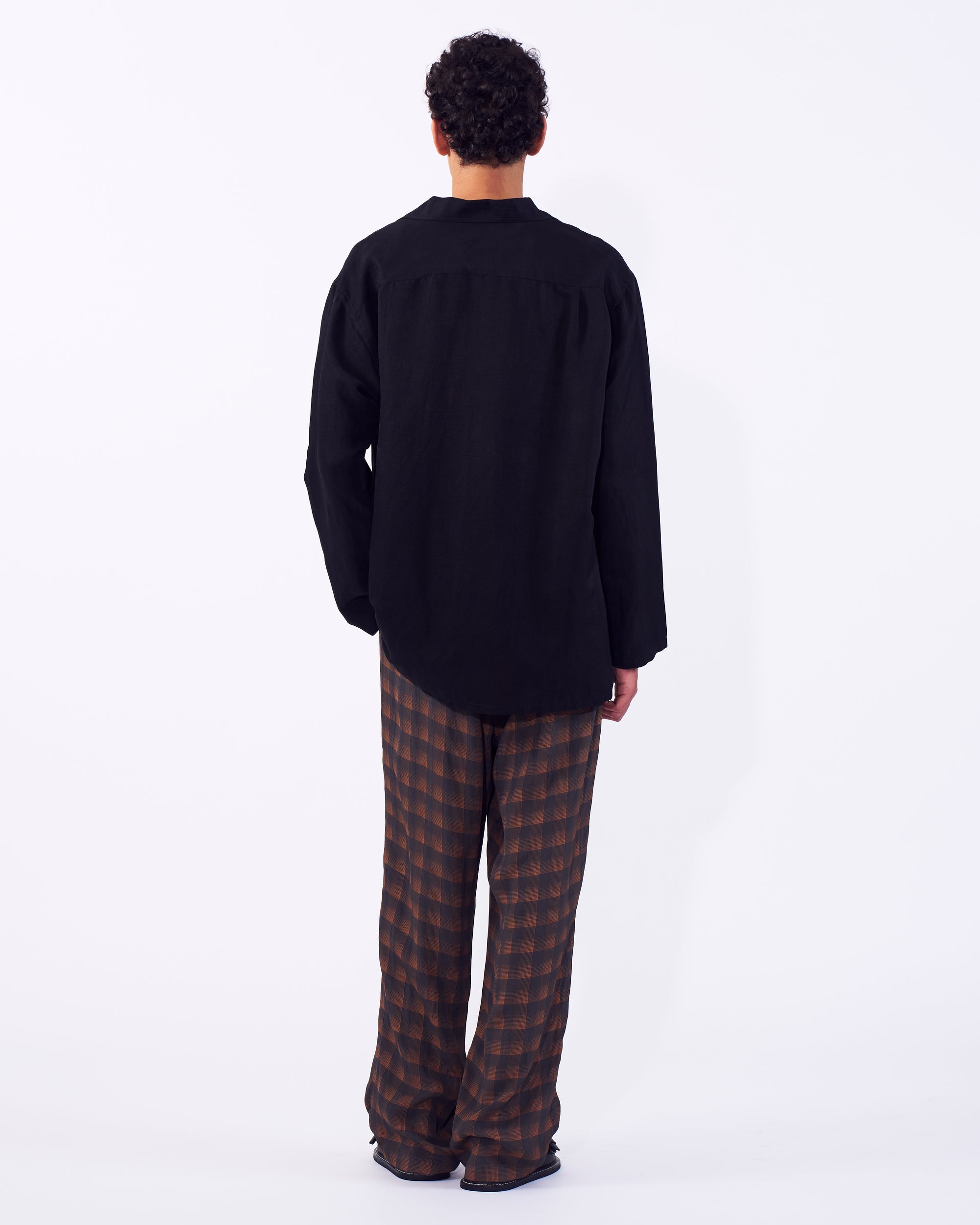 YOKE (ヨーク) リネンシルクカルゼスキッパーシャツ ブラック 後ろから見た着用イメージ 全身