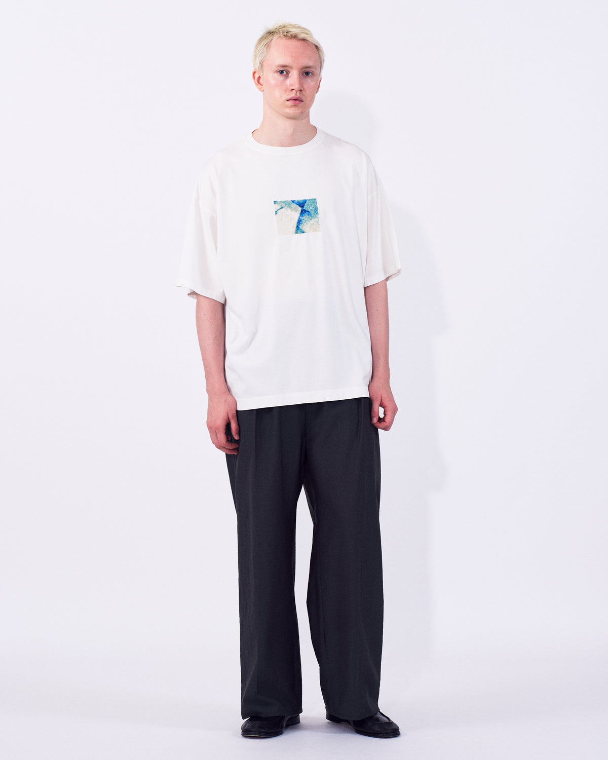 YOKE (ヨーク) アブストラクトエンブロイダリーTシャツ ホワイト 白 正面から見た着用イメージ 全身