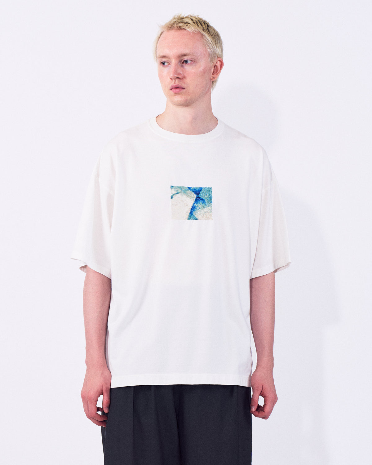 YOKE (ヨーク) アブストラクトエンブロイダリーTシャツ ホワイト 白 正面から見た着用イメージ