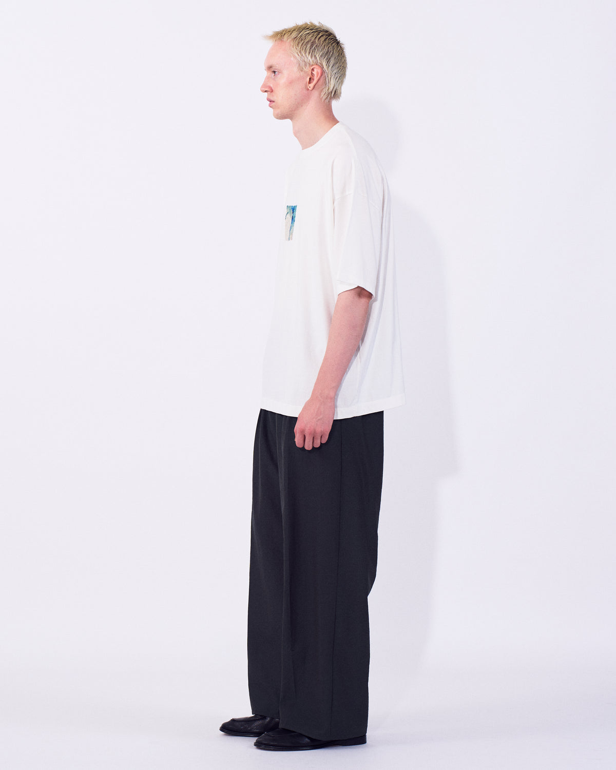 YOKE (ヨーク) アブストラクトエンブロイダリーTシャツ ホワイト 白 横から見た着用イメージ