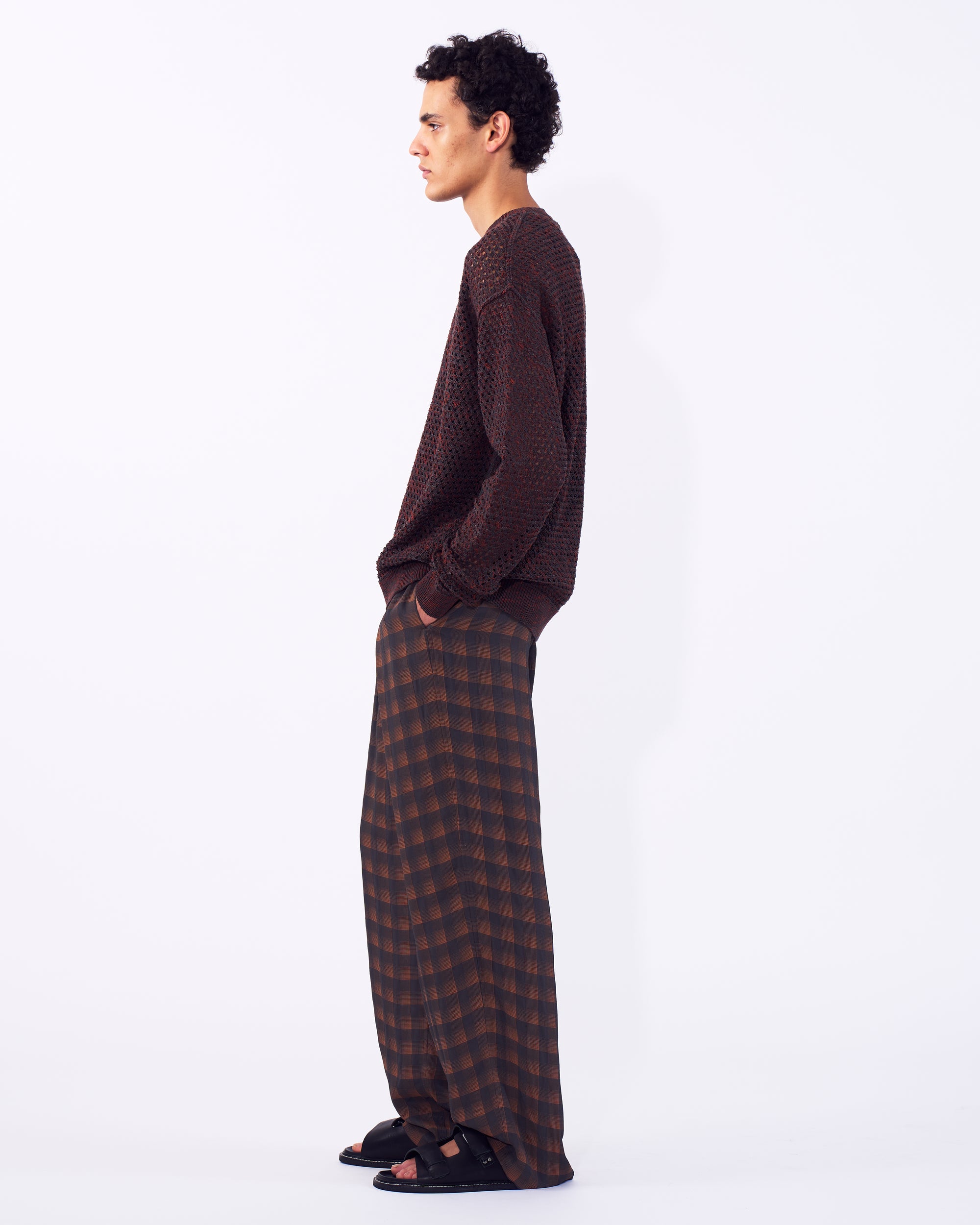 YOKE (ヨーク) ジャカードチェックイージーパンツ オレンジ 横から見た着用イメージ 全身