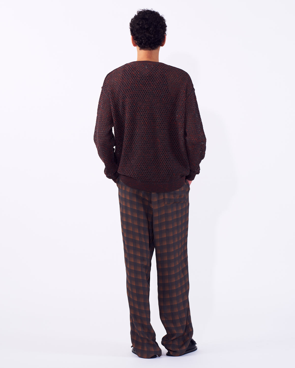 YOKE (ヨーク) コットンメッシュニットクルーネックサマーセーター ブラウン 後ろから見た着用イメージ 全身