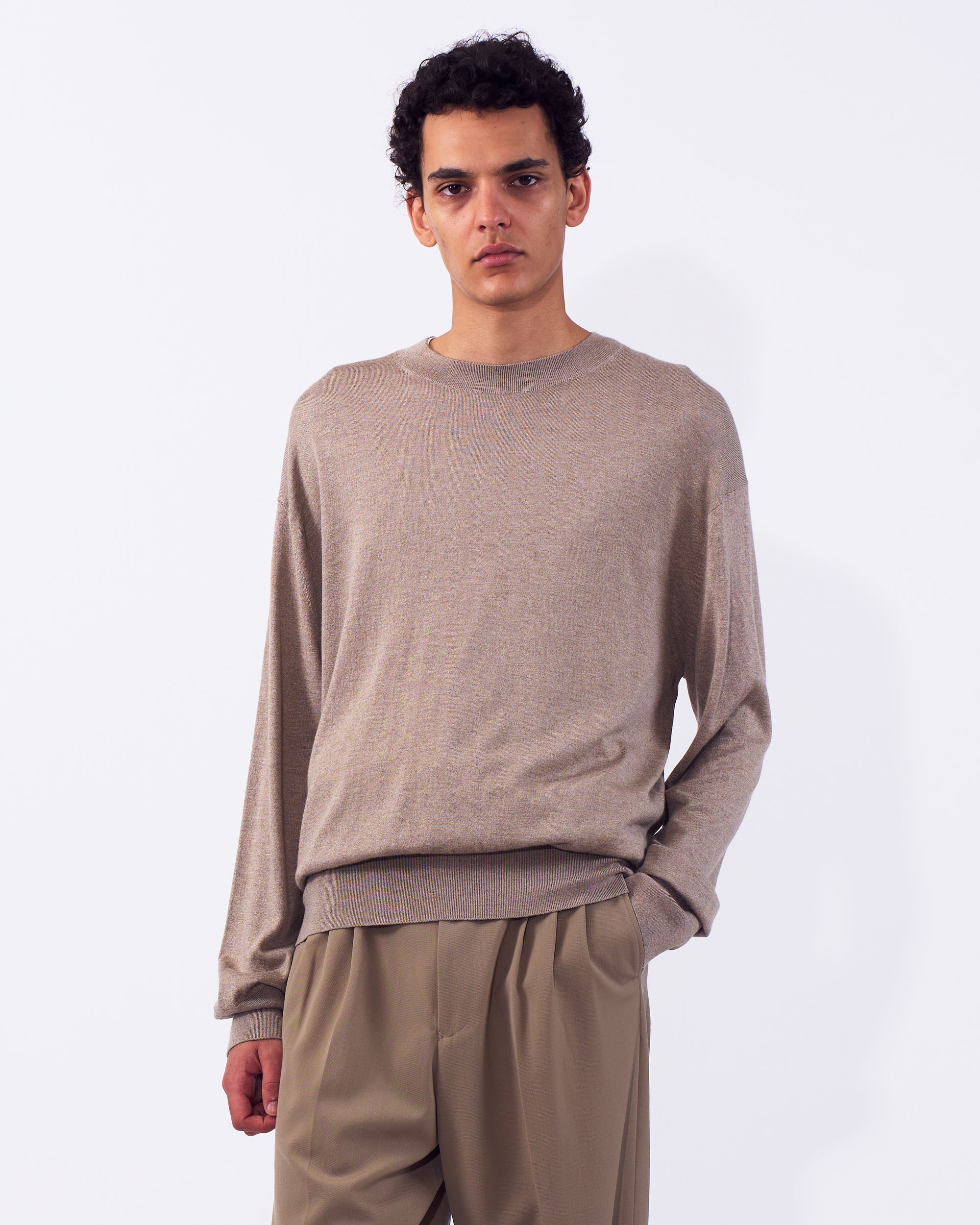 YOKE (ヨーク) シルクカシミヤクルーネックセーター トップベージュ 正面から見た着用イメージ