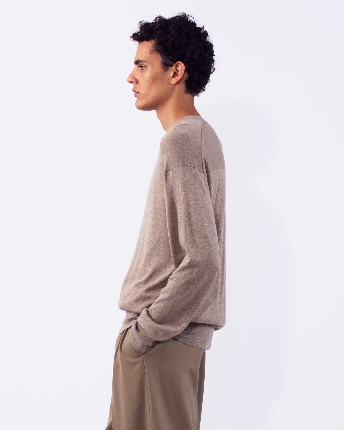YOKE (ヨーク) シルクカシミヤクルーネックセーター トップベージュ 横から見た着用イメージ