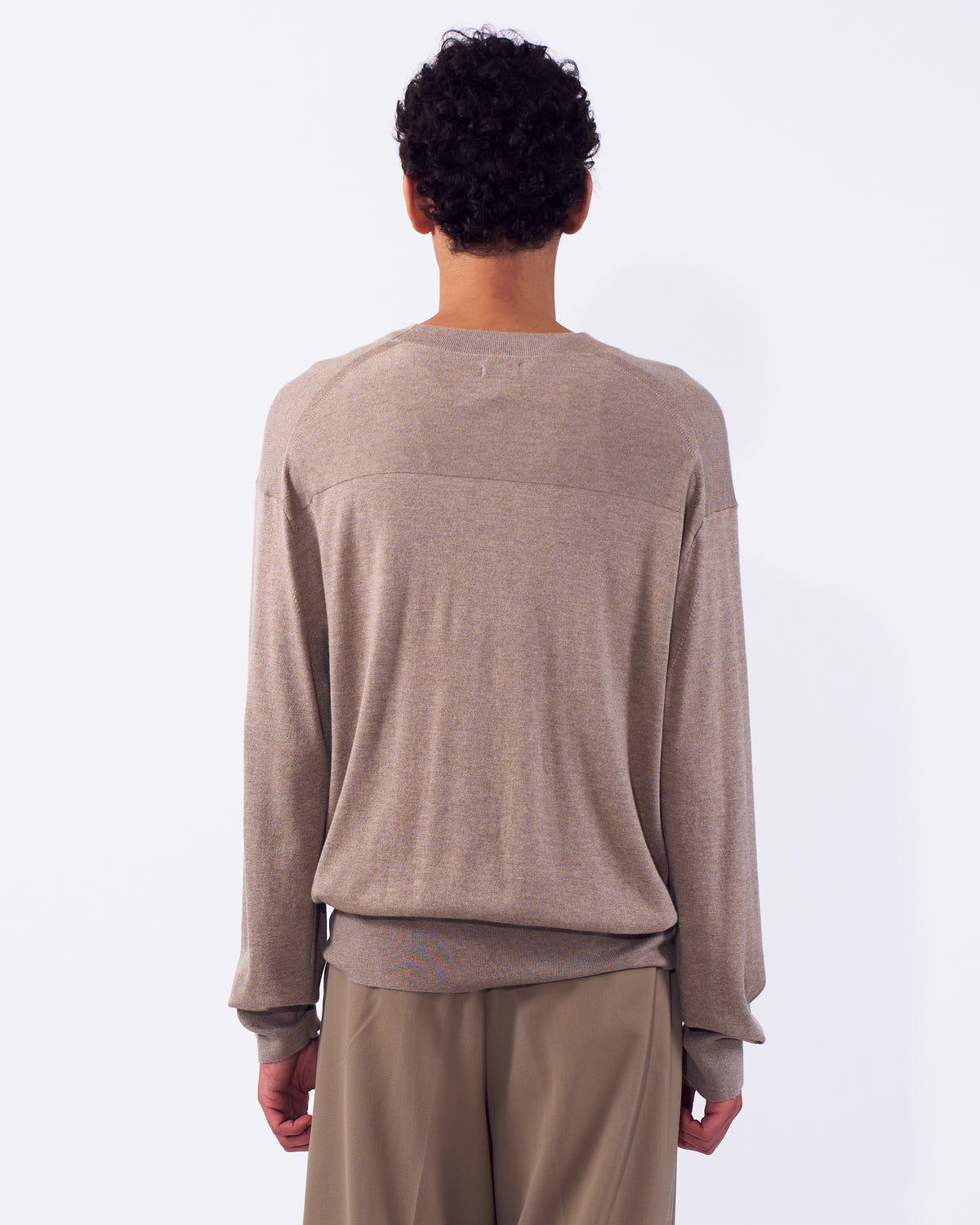 YOKE (ヨーク) シルクカシミヤクルーネックセーター トップベージュ 後ろから見た着用イメージ