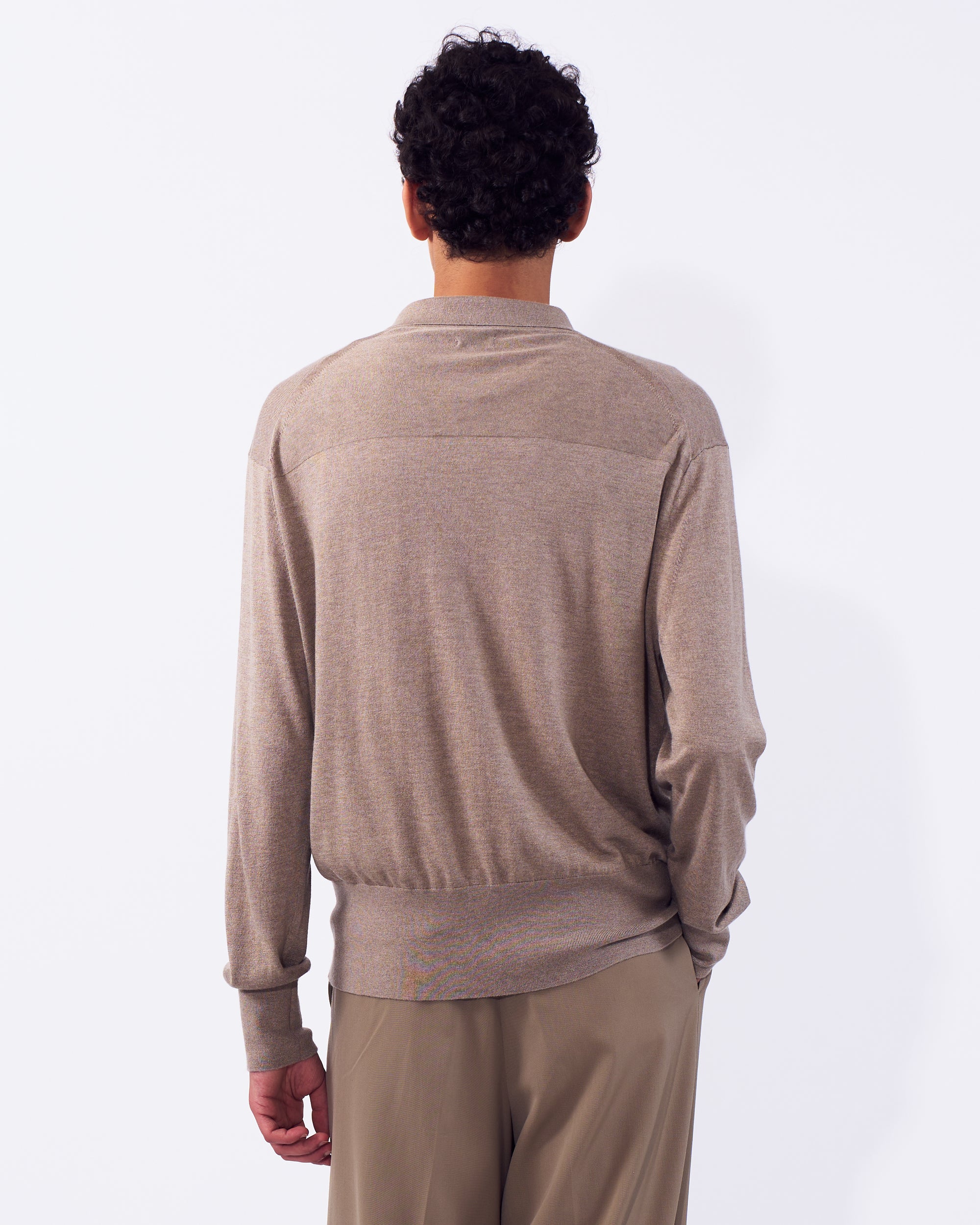 YOKE (ヨーク) シルクカシミヤニットシャツカーディガン トップベージュ 後ろから見た着用イメージ