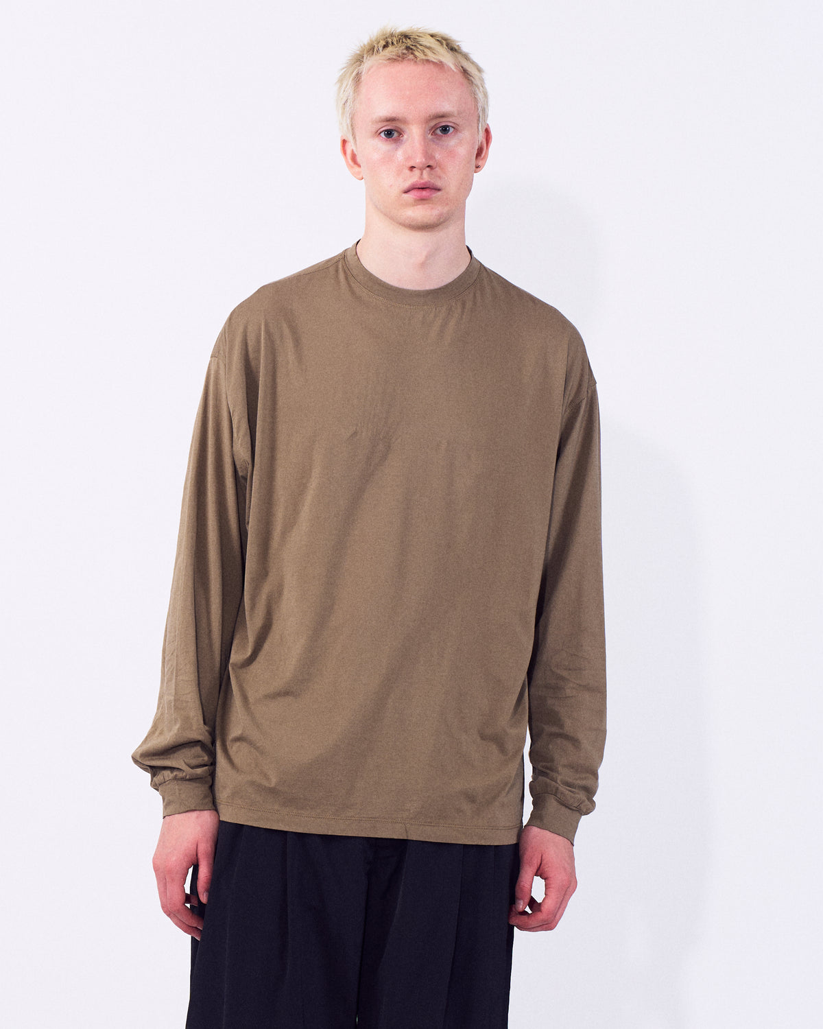 YOKE（ヨーク） スビンコットンロングスリーブTシャツ ベージュ 正面から見た着用イメージ