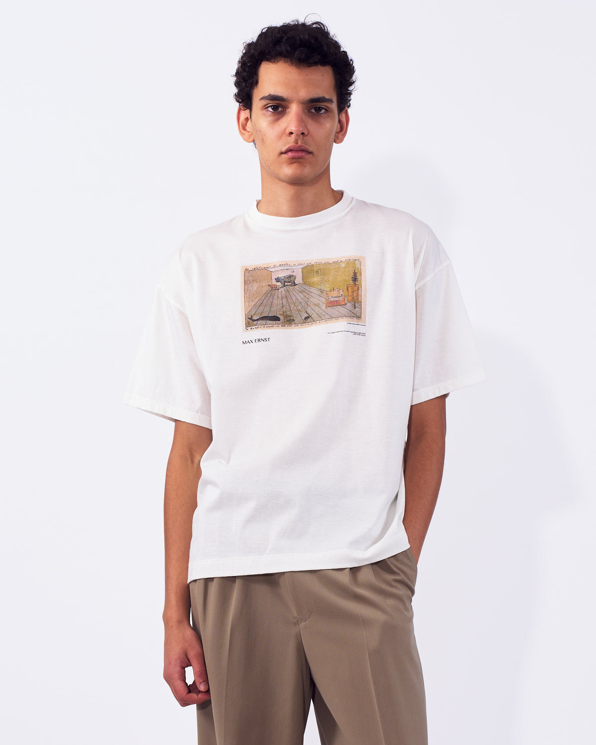 YOKE (ヨーク) マックスエルンストアートプリントTシャツ ザ・マスターベッドルーム ホワイト 白 正面から見た着用イメージ