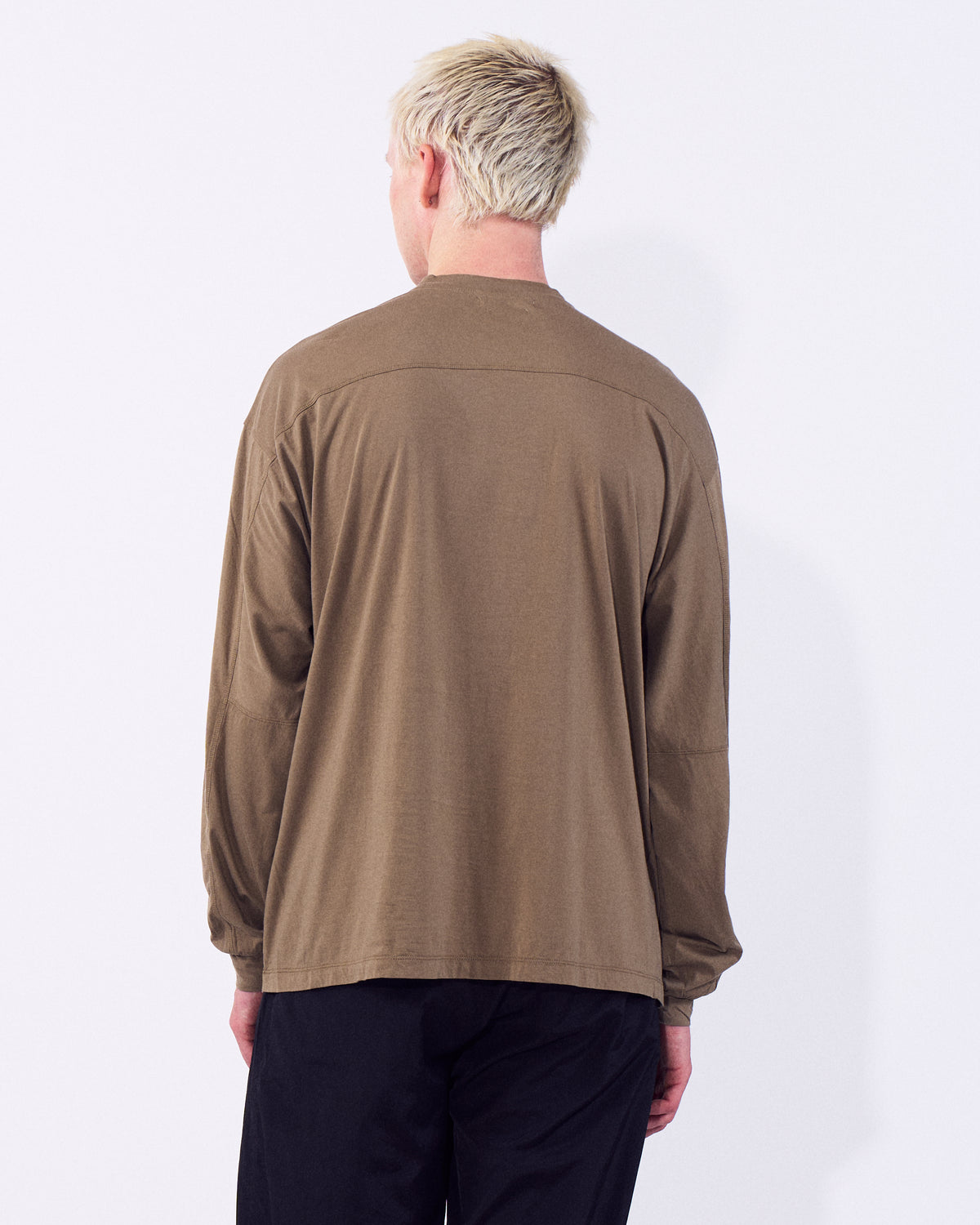 YOKE（ヨーク） スビンコットンロングスリーブTシャツ ベージュ 後ろから見た着用イメージ