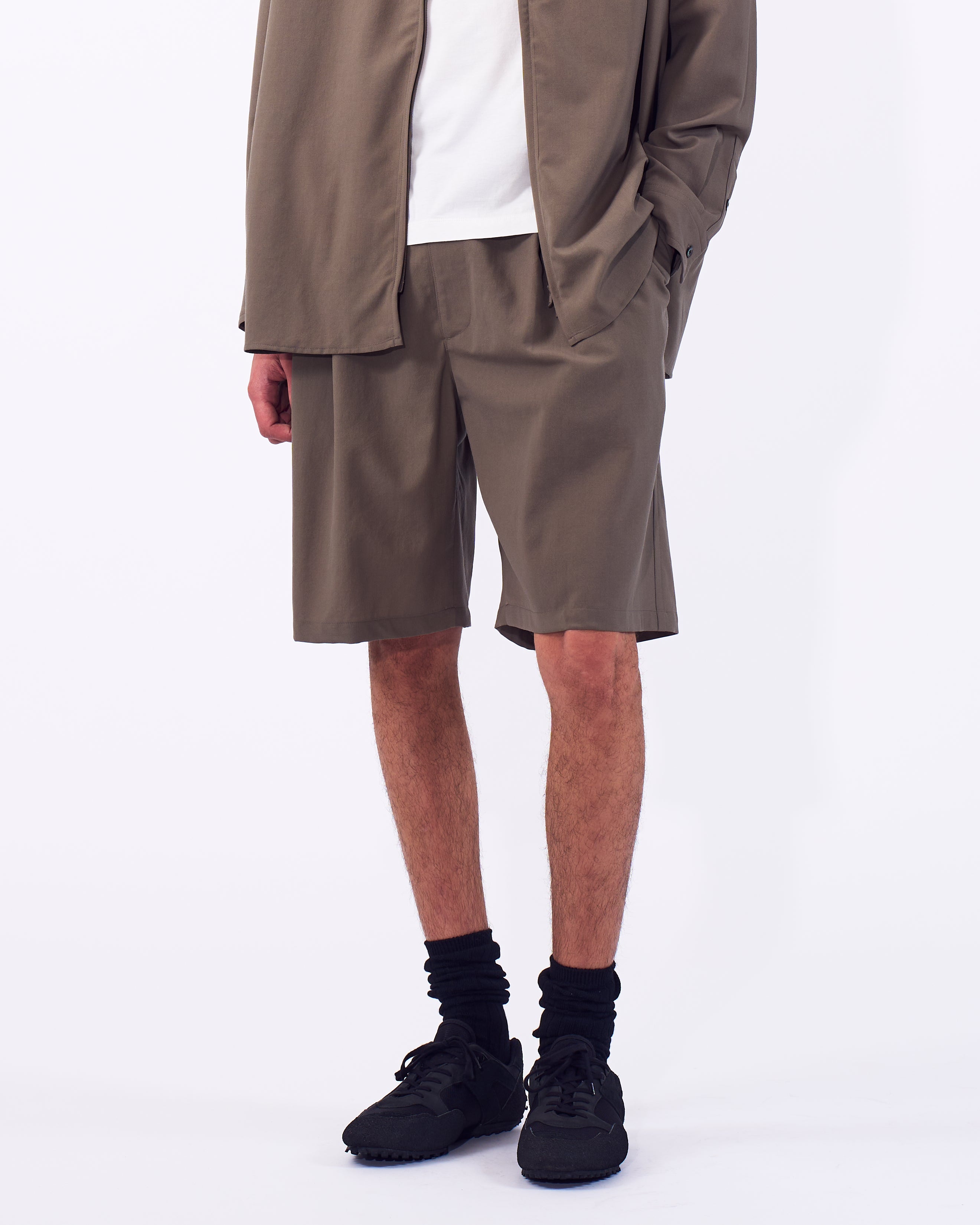 Wool Washer Tropical 2Pleated Easy Shorts | YOKE Official Website