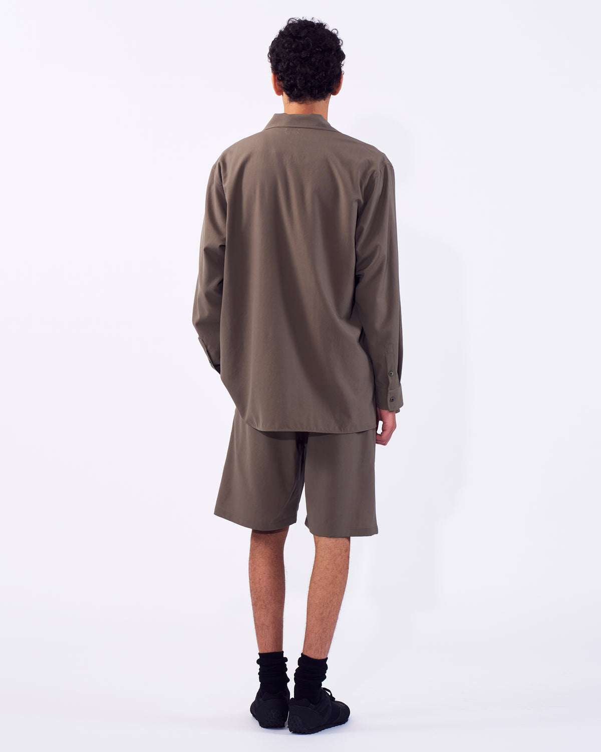 YOKE (ヨーク) ウールワッシャートロピカルジップシャツ サンドベージュ 後ろから見た着用イメージ 全身