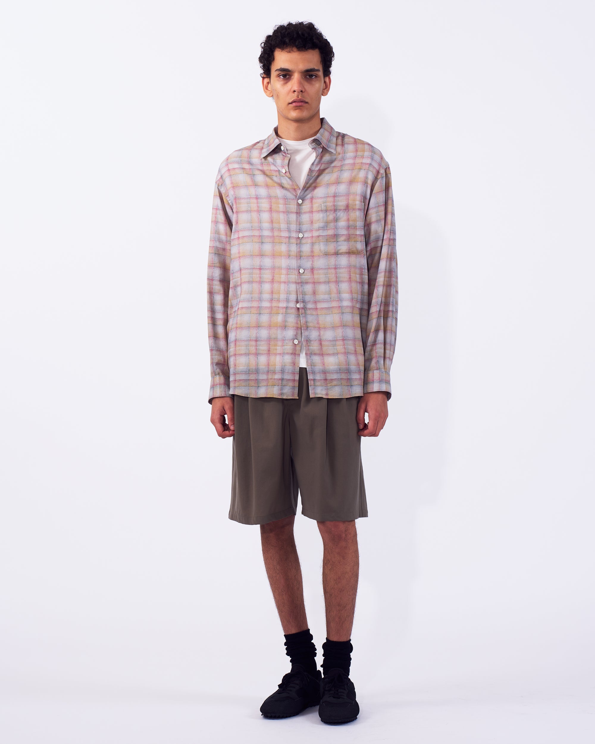 YOKE (ヨーク) プリントチェックコットンシルクツイルシャツ オレンジ 正面から見た着用イメージ 全身