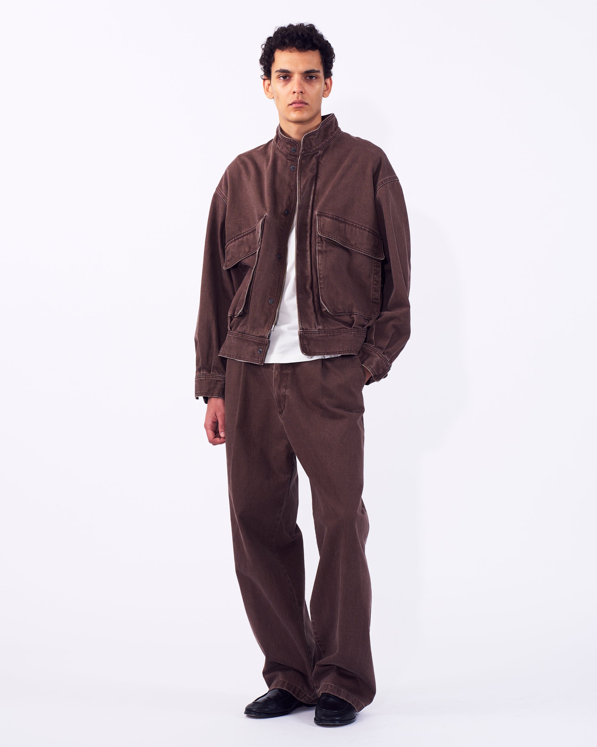 YOKE (ヨーク) デニムコットンスタンドカラーブルゾン ブラウン 正面から見た着用イメージ 全身
