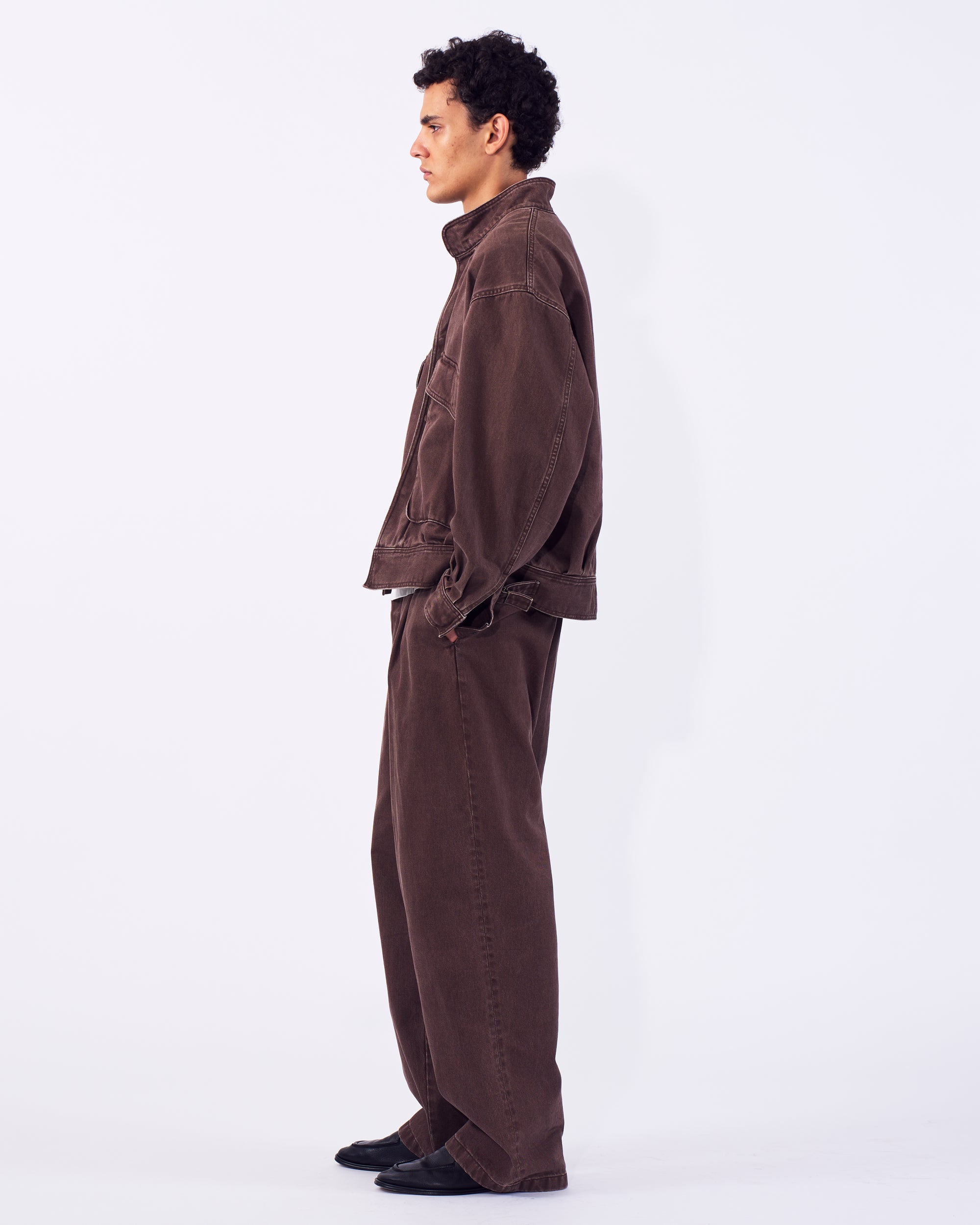 YOKE (ヨーク) デニムコットンスタンドカラーブルゾン ブラウン 横から見た着用イメージ　全身