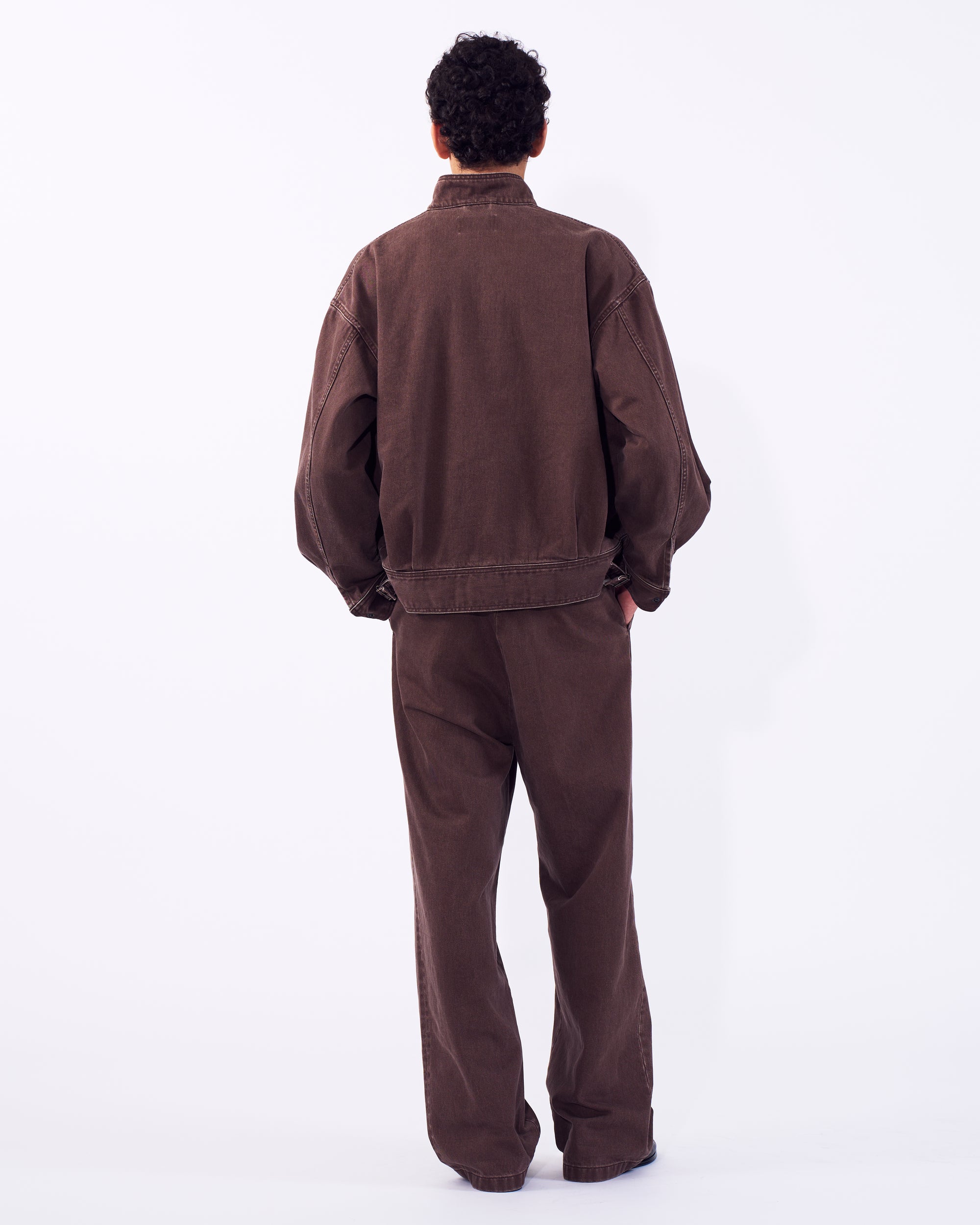 YOKE (ヨーク) デニムコットンスタンドカラーブルゾン ブラウン 後ろから見た着用イメージ 全身